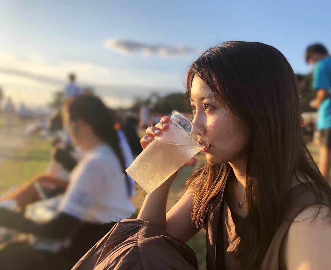 袴田彩会のインスタグラム：「暑い日はハイボールが美味しい! 夏ですね☺︎  #夏 #ハイボール大好き  #summer  #夏大好き #ティアードワンピース  #お気に入り #目が茶色い #袴田彩会」