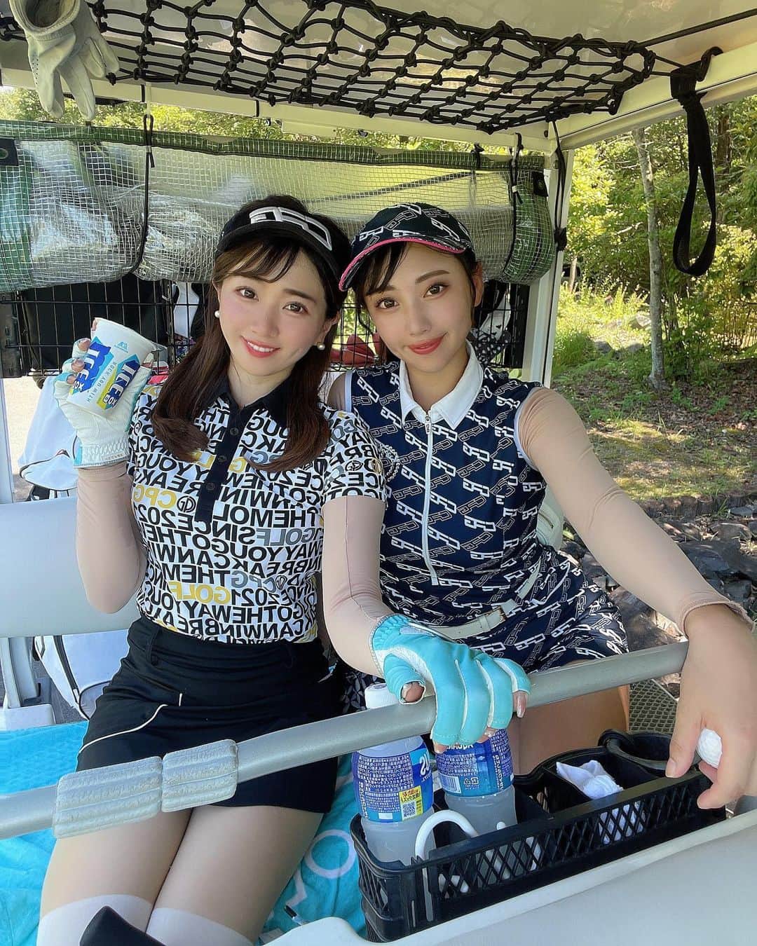 のインスタグラム：「宮古島からの群馬なう❤️  今日は天国で明日は群馬のHawaiiだよ🌴🩵  宮古島も群馬もゴルフ場 良すぎて他にも更新したい写真が いっぱいありすぎてパンクしておりますが🥺❤️  あすかと名古屋ラウンド⛳️の時の🩷  2人で @cpggolf_official  合わせしてラウンド🥰  ロゴ柄がいっぱいで かっこいいー🖤 2人揃うとさらにかっこいい🖤  この2つのデザインとも メンズがあるんだけど お揃いで買ったよーって フォロワーさんいて嬉しい👏🖤  最後に貼った動画は 我々の楽しそうなラウンド風景🙈🎵🎵 いつもありがとん🩷  おしゃれな傘は @tandr_golf」
