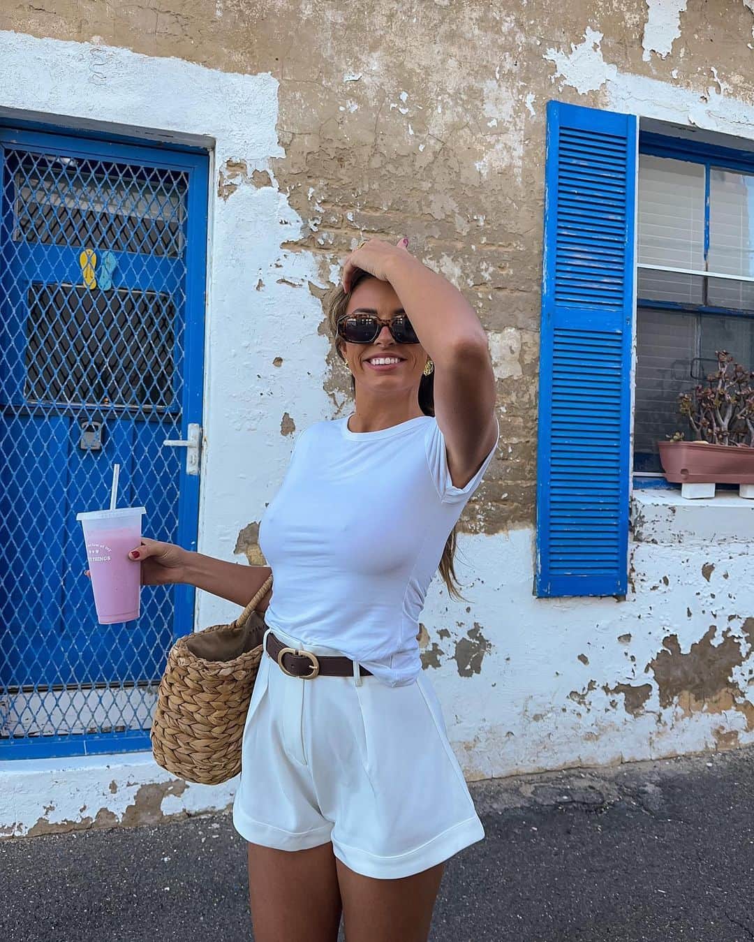 Hannah Pereraさんのインスタグラム写真 - (Hannah PereraInstagram)「Berries smoothies and white outfit = living on the edge 🫐🍓 @whitefoxboutique 30% OFF DC - HANNAHP」8月18日 18時14分 - hannah_perera