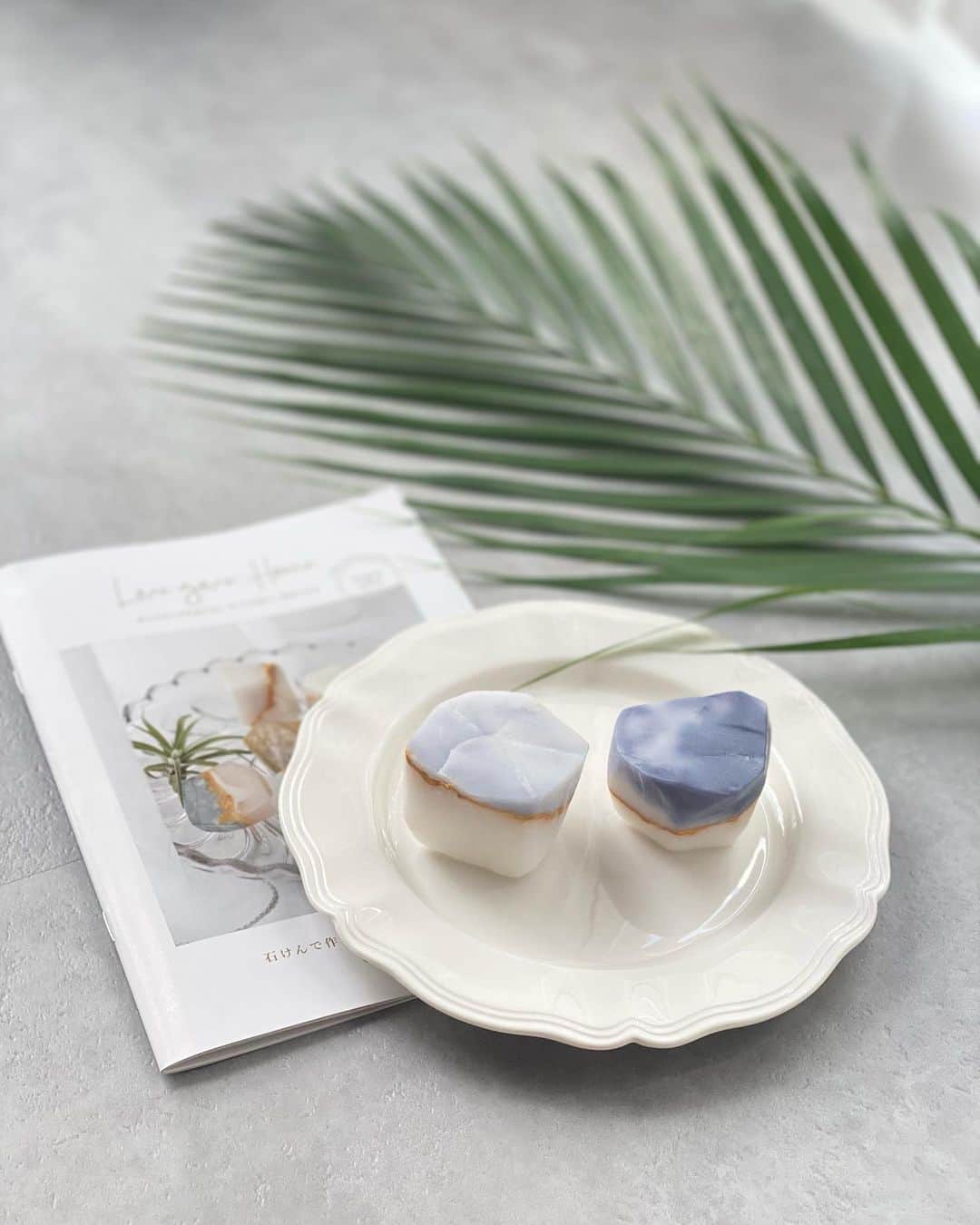 片桐優妃のインスタグラム：「Craftiehomeの今月のキットは石鹸でつくるインテリアストーン💎 . これ作るのすーごく簡単でとっても楽しかった😍ほんと簡単だからたぶん子供でもできる👶🧒 作るたびにいろんな色味が試せて仕上がりもだいぶ変わるから何回でも作りたい〜🫶追加のキット頼もうか迷ってるくらい🥰 . おうちがもっと好きになるハンドメイドのキットが毎月楽しめるCraftiehome、クーポンコード"AMBYU12"を使うと初回1000円引きになるからぜひ使ってね🎫 . #クラフティホーム #クラフティホームのある暮らし #craftiehomebox #クラフティホーム2期生 #インテリアストーン #石鹸」