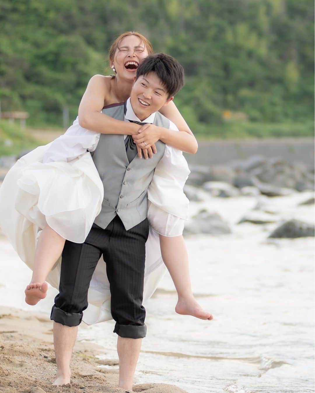 ラヴィ•ファクトリーさんのインスタグラム写真 - (ラヴィ•ファクトリーInstagram)「. 【写真で叶える結婚式】 . 夫婦岩をバックに 仲良しなおふたりの笑顔が輝きます✨  撮影時間によって違った表情を魅せてくれます🌅  . —————— ラヴィファクトリー:@fukuoka_laviephotography Photographer: @naoya.laviefactory AREA:JAPAN,FUKUOKA —————— @laviefactoryをフォローして #laviefactory #ラヴィファクトリー のハッシュタグをつけて お写真を投稿してみてくださいね✳︎ . こちらの公式IG（@laviefactory） で取り上げさせていただきます✨ . 思わず笑顔になれるハートのある 「家族写真」はラヴィクルール* >>>@laviecouleur_official . #wedding #weddingphotography #photo #ハートのある写真 #instawedding #結婚写真 #ウェディング #ウェディングフォト #撮影指示書 #ロケーションフォト #前撮り #写真好きな人と繋がりたい #フォトウェディング #卒花 #後撮り #ウェディングニュース #前撮り小物 #前撮りフォト #前撮りアイテム #ウェディング撮影 #撮影構図 #前撮りアイディア #撮影指示書 #花嫁コーディネート #花嫁コーデ #洋装ロケフォト #夫婦岩 #サンセット」8月18日 18時20分 - laviefactory