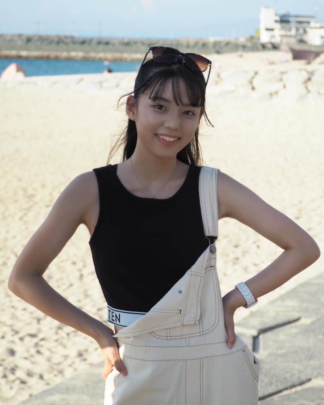 のインスタグラム：「海コーデ🏖😎 高めのハーフアップにしたらつり目になるฅ(◝𖥦◜)ฅ いつもより目がキリッとしてるね🤭💕  #松島かのん #フィット所属 #制コレ22 #準グランプリ #カメラ女子 #海コーデ #サングラス #オーバーオール #黒髪 #ハーフアップ #jk #ljk #17歳 #06 #follow #followme」