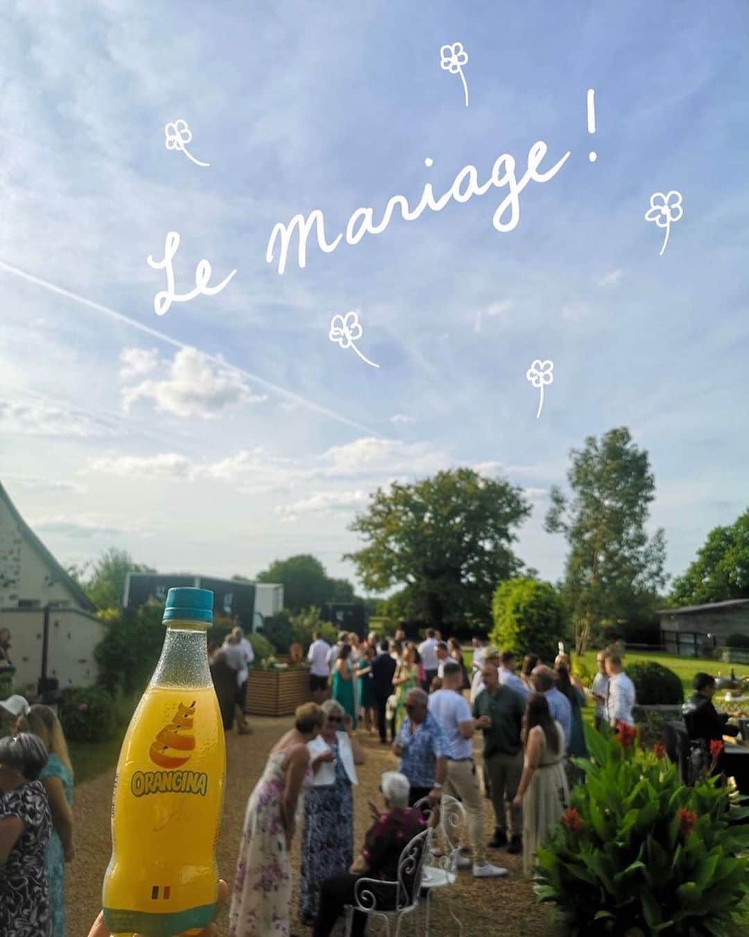 Orangina オランジーナ公式のインスタグラム：「Bonjour🇫🇷  フランスの結婚式は 最初に市役所で挙式をして その後にパーティーが行われます🎉  🇫🇷パリジャンたちは パリから少し離れた田舎でガーデンパーティーをするのが 昔からお気に入り❤️  パリから電車で1時間30分の場所にある ロワール地方のAngers（アンジェ）という街。  ここで パリジャンたちの結婚式があるというので お邪魔させていただきました😊  市役所での挙式を終え、パーティー会場へ。  馬小屋だった建物を改装した会場は🐎 今でも馬を育てていて、広い草原の中に放牧しています。  豊かな自然の中、青い空の下でパーティーが始まりました。 新郎新婦の幸せな笑顔が、みんなに広がります🍊  Orangina Airy で乾杯🥂  #orangina #oranginaairy #france #soda #オランジーナ #フランス生まれ #炭酸飲料 #フランス #オレンジ #休憩 #withオランジーナ #parisian #結婚式 #田舎 #ガーデンパーティー #笑顔 #ロワール #anges #アンジェ」