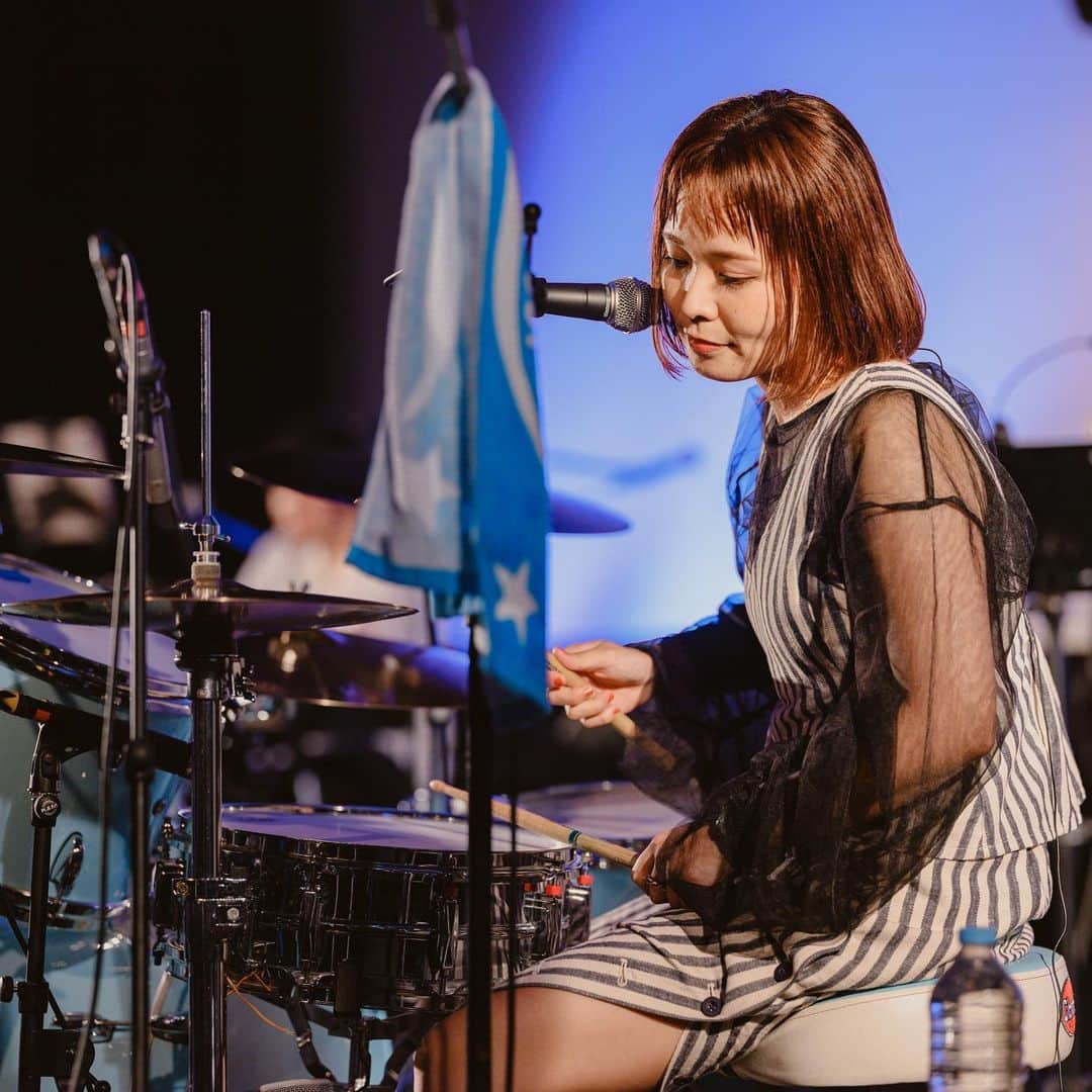 MAIKO さんのインスタグラム写真 - (MAIKO Instagram)「MYドラムを持ち込んでのLIVE🥁❤️‍🔥 ラムネ色でかわいーー🤤🩵  テンション上がって楽しかったけど階段オンリーの搬入搬出作業は鬼でした👹笑  #sevenoops #クッピーちゃん #ドラム写真うれぴ 📸 @kazu__oki」8月18日 22時00分 - maiko_oops