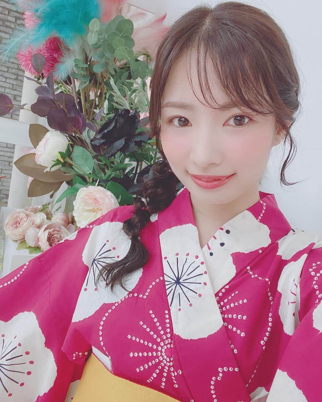 岸田麻佑のインスタグラム：「♡ 撮影会の時の浴衣👘 去年一目惚れで買った 赤の浴衣にしました！ . 赤とは言っても 紅色って感じでくすみカラーだから 私はとっても着やすい色❤️ . 浴衣って帯でも印象が変えれて 同じ浴衣でも毎年楽しめるよね！ . #福岡 #fukuoka #fuk #浴衣 #浴衣女子 #浴衣ヘア  #編み下ろし #浴衣ヘアアレンジ  #イエベ秋 #くすみカラーが好き  #撮影会 #福岡撮影会」