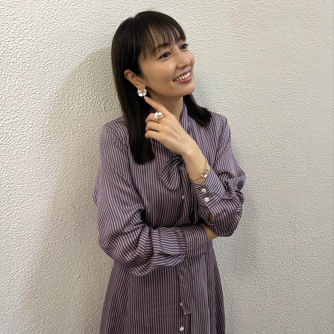 矢田亜希子のインスタグラム：「BS朝日『ネコいぬワイドショー』 8月18日21:00〜 #ネコいぬワイドショー  衣装は ドレス　@toryburch シューズ　@sergiorossi ジュエリー　@chopard」