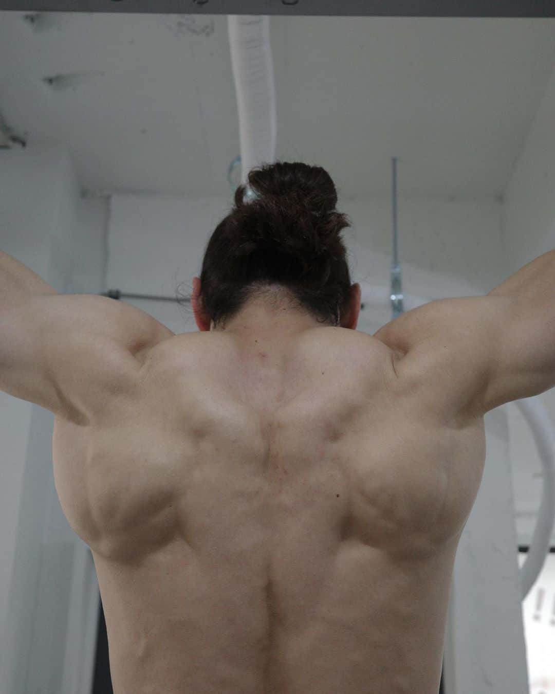 矢地祐介さんのインスタグラム写真 - (矢地祐介Instagram)「今日は背面の筋肉を🤲🏻 普段懸垂はしませんw」8月18日 18時29分 - usk_yachi