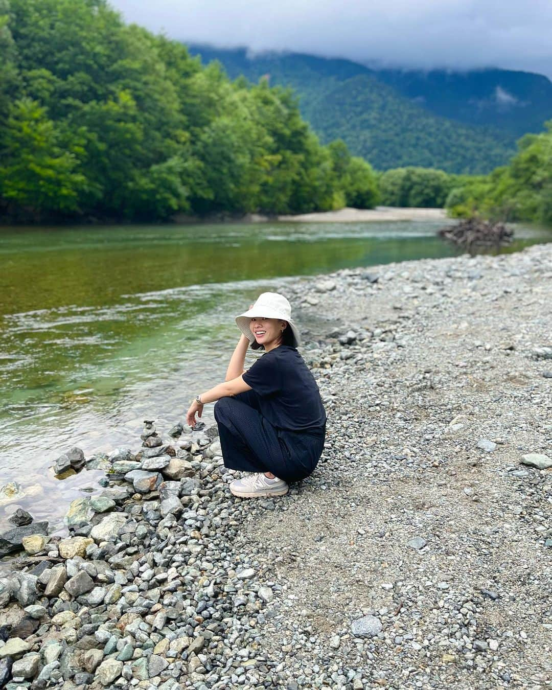 森田麻恵さんのインスタグラム写真 - (森田麻恵Instagram)「🌿🪺☔️🌿💠🐒  両親と一緒に上高地トリップ！  1日目は小雨の中を  途中、サルとすれ違ったりしながら散策。  しばらすると雨も上がって、 息子たちは石投げに夢中。 母も、一生懸命平らな石を探していましたw  雨上がりの森の匂いって、どこか懐かしくていい香り🦎  #夏休み #上高地 #summervacay  #familytrip」8月18日 18時31分 - morita_mae