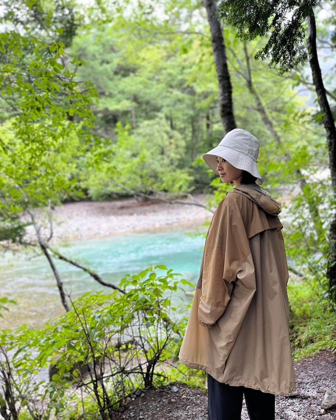 森田麻恵のインスタグラム：「🌿🪺☔️🌿💠🐒  両親と一緒に上高地トリップ！  1日目は小雨の中を  途中、サルとすれ違ったりしながら散策。  しばらすると雨も上がって、 息子たちは石投げに夢中。 母も、一生懸命平らな石を探していましたw  雨上がりの森の匂いって、どこか懐かしくていい香り🦎  #夏休み #上高地 #summervacay  #familytrip」