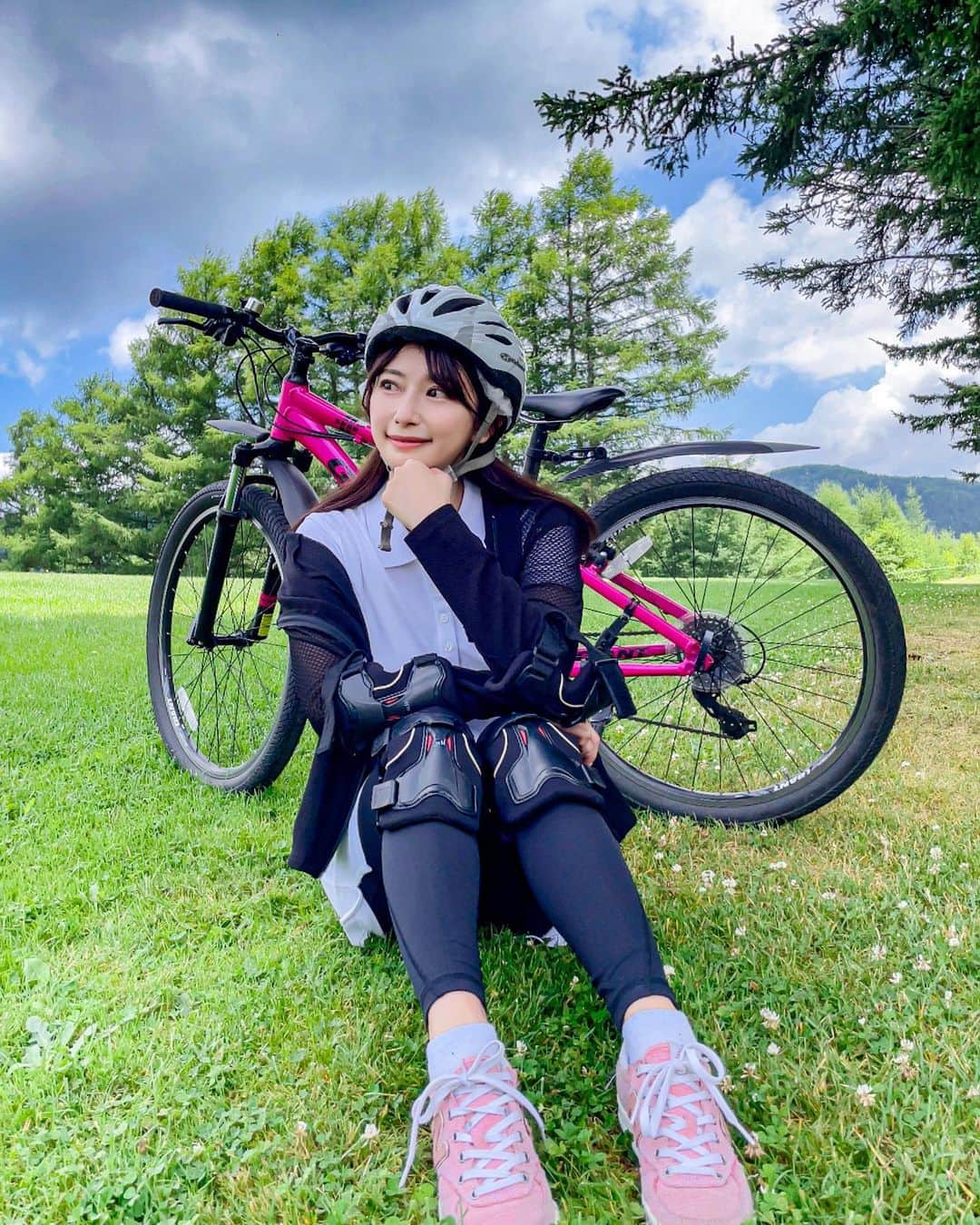 日野礼香さんのインスタグラム写真 - (日野礼香Instagram)「サイクリング🚴‍♀️ 旅先でしか自転車乗らないけど 乗るといつも弱ペダBGMが頭に流れるw  #クラブメッド #クラブメッドトマム #トマム #サイクリング #スポーツウェア #北海道ホテル #ホテル #リゾート #北海道 #オールインクルーシブ #国内旅行 #旅好き #旅好き女子 #タビジョ #旅スタグラム  #clubmed #clubmedtomamu #tomamu #hotel #japan #japanesegirl #hokkaido #summer #japantrip #hokkaidotrip  #tripstagram #travel #travelstagram」8月18日 18時31分 - reicheru219