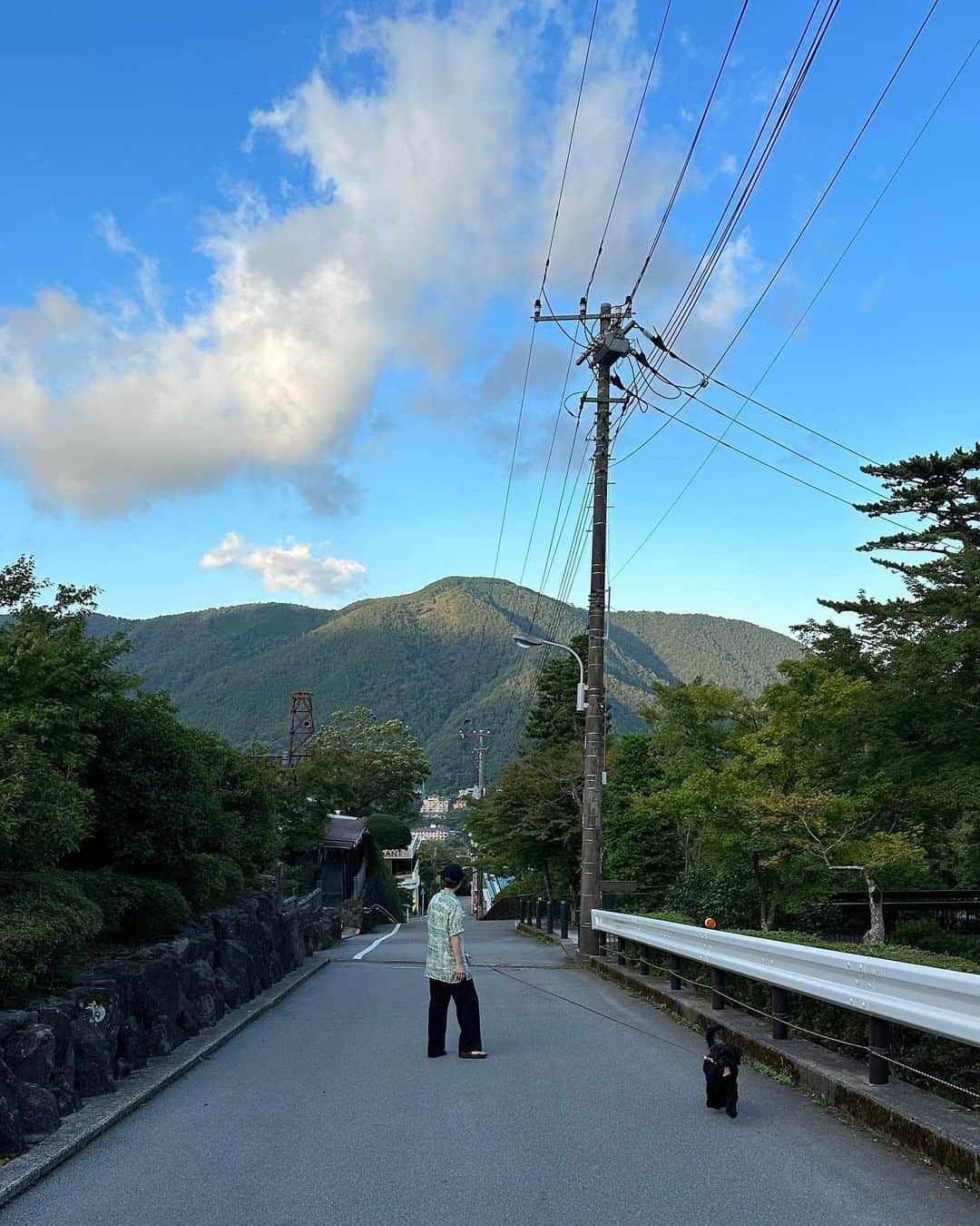 石田一帆のインスタグラム：「. 二拠点生活始めました🌳  エリアは安曇野、小淵沢辺りで探してたものの 中々ぐっとくるところに出会えずでしたが たまたま出会えた、 窓からの景色が自然に溢れた素敵な物件だった 箱根のおうちに決めました🏠  箱根は完全にノーマークでしたが 都内からのアクセスも良いし、落ち着いてるし 結果箱根にして◯でした♨️  引き渡しが先日あり、数日間過ごしてみて、 あれこれと妄想を繰り広げています🛋️ (ともだちも遊びにきてくれて賑やかだった笑)  やっぱり自然は偉大。 窓からの景色見るだけで癒されるし、 風がすっごく気持ちよくて(冷房いらず◯) 深呼吸もたっぷりとできてます😮‍💨  早速アクシデントだらけではありますが おうちを少しずつ完成させていくの楽しみ。 その様子も投稿していきたいと思います📷  #ik_life#二拠点生活#二拠点」