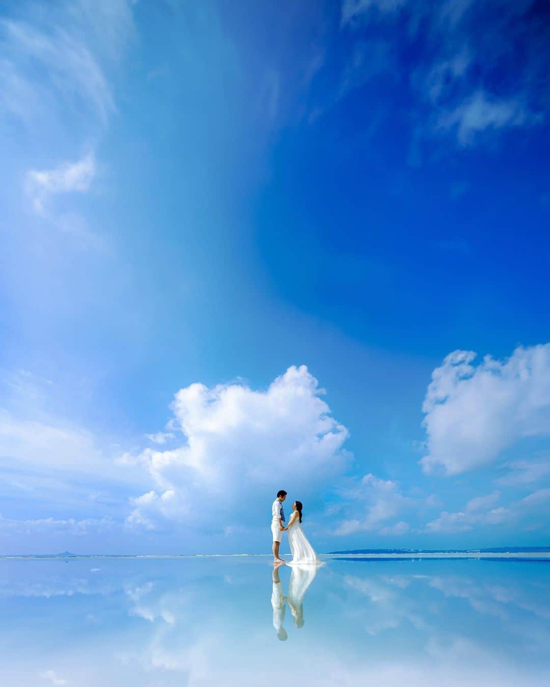 のインスタグラム：「昨日の撮影。 夏感のあるさわやかなショット 暑い中ありがとうございました！  Photographer:百田　@momota.deco.ph   ——————————————————————— Photo @momota.deco.ph(百田勧) 世界有数のリゾート地フィジーで5年の間AUS、NZのお客様のウェディングを撮影してきました🇦🇺🇳🇿🇫🇯 少しでもその時感じたウェディングの良さを写真で伝えられたらなと思ってます 沖縄での指名はもちろん、全国各地でのロケや挙式スナップ撮影なども対応しております。 ———————————————————————」