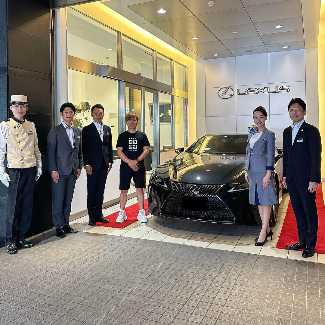 勝田貴元さんのインスタグラム写真 - (勝田貴元Instagram)「憧れだった #LC500 が愛車に！！！🥰 佐藤社長、#レクサス星ヶ丘 の皆様、時間があまりない中、迅速かつご丁寧な対応本当にありがとうございました！ せっかくなので、撮影の時だけスタッフの皆さんにもマスクを外して頂き一緒に写真撮影📸 これから大切に乗っていきます！☺️  #LEXUS #LC」8月18日 18時49分 - takamotokatsuta