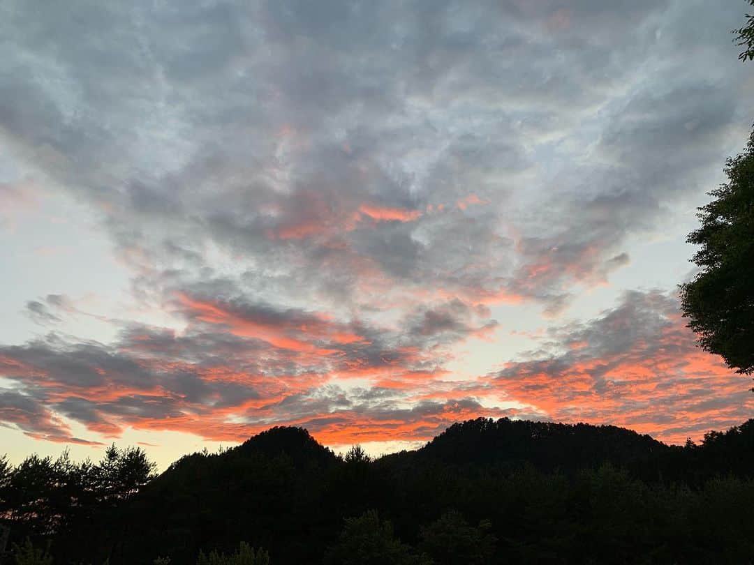 都竹悦子さんのインスタグラム写真 - (都竹悦子Instagram)「あぁ あの色の名前はなに？  #飛騨高山　#子供達のサッカー送迎で　#雲の色に見惚れる」8月18日 18時50分 - etsukotsuzuku