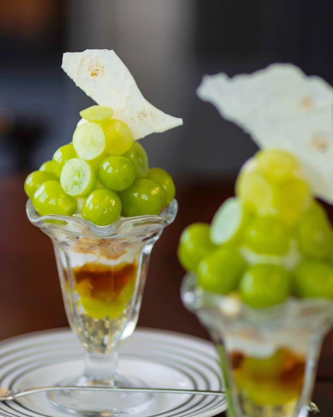 ［公式］オリエンタルホテル神戸・旧居留地のインスタグラム：「.  "​S​HINE MUSCAT" Parfait & Afternoon Tea ⁡━━━━━━━━━━━━━ 9​月12日より、 ORIENTAL HOTELのパフェ&アフタヌーンティーが 季節に合わせてリニューアルいたします。  今回のフルーツは、弾ける甘みがたまらない 「シャインマスカット」を主役にしてご用意。  シャインマスカットが一番美味しく輝くよう、 ホテルパティシエが一品一品丁寧に仕上げた スイーツたちをお届けいたします。  初秋の爽やかな午後のお供に、 ぜひお楽しみください。 ＿＿＿＿＿＿＿＿＿＿＿＿＿＿＿＿＿＿＿＿＿＿＿＿ ⁡ ​☕️[ CAFE TIME ] 　シャインマスカットのパフェ 　​平日8台限定 ／ 10:30〜17:30 ／ ¥2,100 ⁡ 　​シャインマスカットアフタヌーンティー 　​30台限定 ／ 前日17時までの予約制 　​14:30〜17:30 ／ [平日]¥4,500 [週末]¥5,500 ⁡  ​🍸[ BAR TIME ] 　ナイトアフタヌーンティー ​　17:30〜21:30 L.O.　​ 　🔘スタンド[3段] +オリジナルカクテル  　​　¥6,300​ 　​🔘スタンド[3段] +シャンパン(Half Bottle)  　　​​2名様 ¥17,000〜 ⁡ 　＊ナイトアフタヌーンティーは 　ルームサービスでもお楽しみいただけます ⁡ 　＊アフタヌーンティー、ナイトアフタヌーンティーは 　WEB予約も承っております。 　ご希望の方はストーリーズハイライト 「 AfternoonTea」へ。 ⁡ 　＊パフェのご予約はお受け致しかねます。 ⁡  #​shinemuscat #​orientalhotelkobe」