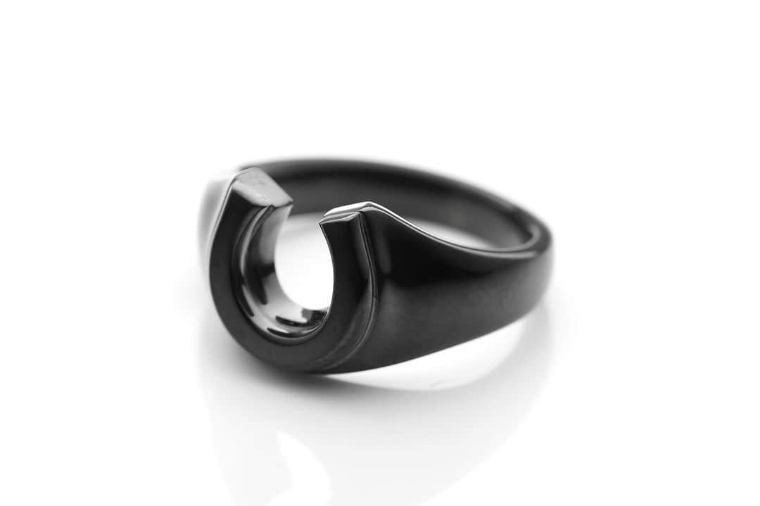 プエルタ・デル・ソルのインスタグラム：「♙ ♜ ♝ ♞ ♛ ♚ 【Horse Shoe Ring】 古くから「幸運を招く」アミュレットとされているホースシューをモチーフにしたリング✴︎✴︎✴︎ リング裏面には「GOD BLESS YOU」(幸運が訪れますように)と刻まれています✴︎✴︎✴︎  R1220BK/¥26,400  #PUERTADELSOL #プエルタ #プエルタデルソル #accessory  #jewelry #ジュエリー #アクセサリー #メンズアクセサリー #レディースアクセサリー #リング  #ring #necklace  #ネックレス #pierce  #ピアス  #bracelet  #ブレスレット #madeinjapan  #fashion  #tokyo #japan  #恵比寿 /03-5489-9470 @puertadelsol_official  #大阪 /06-6136-5345  @puertadelsol_osaka」
