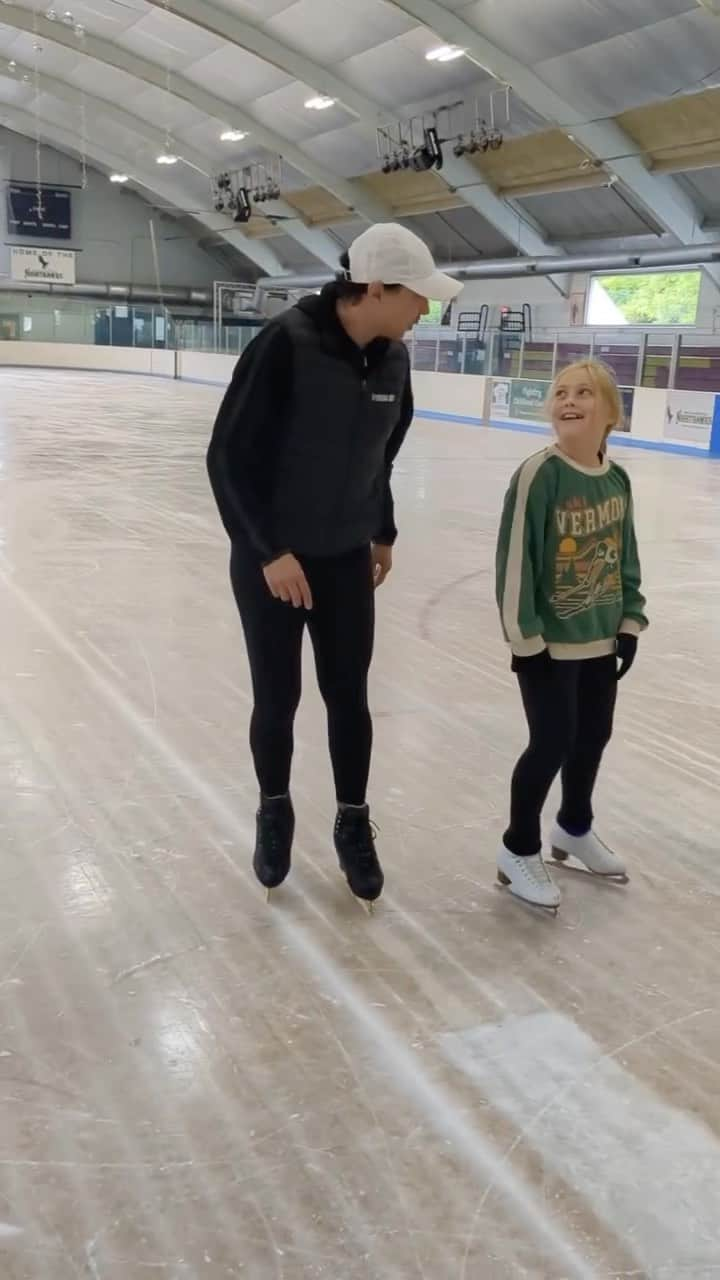 ジョニー・ウィアーのインスタグラム：「60 minutes in less than 60 seconds with Coach Johnny & @lulu.million! Got that lutz onto an outside edge like butter! Thank you to Freya for filming.  #figureskating #iceskating #sport #olympics #ice #coach」