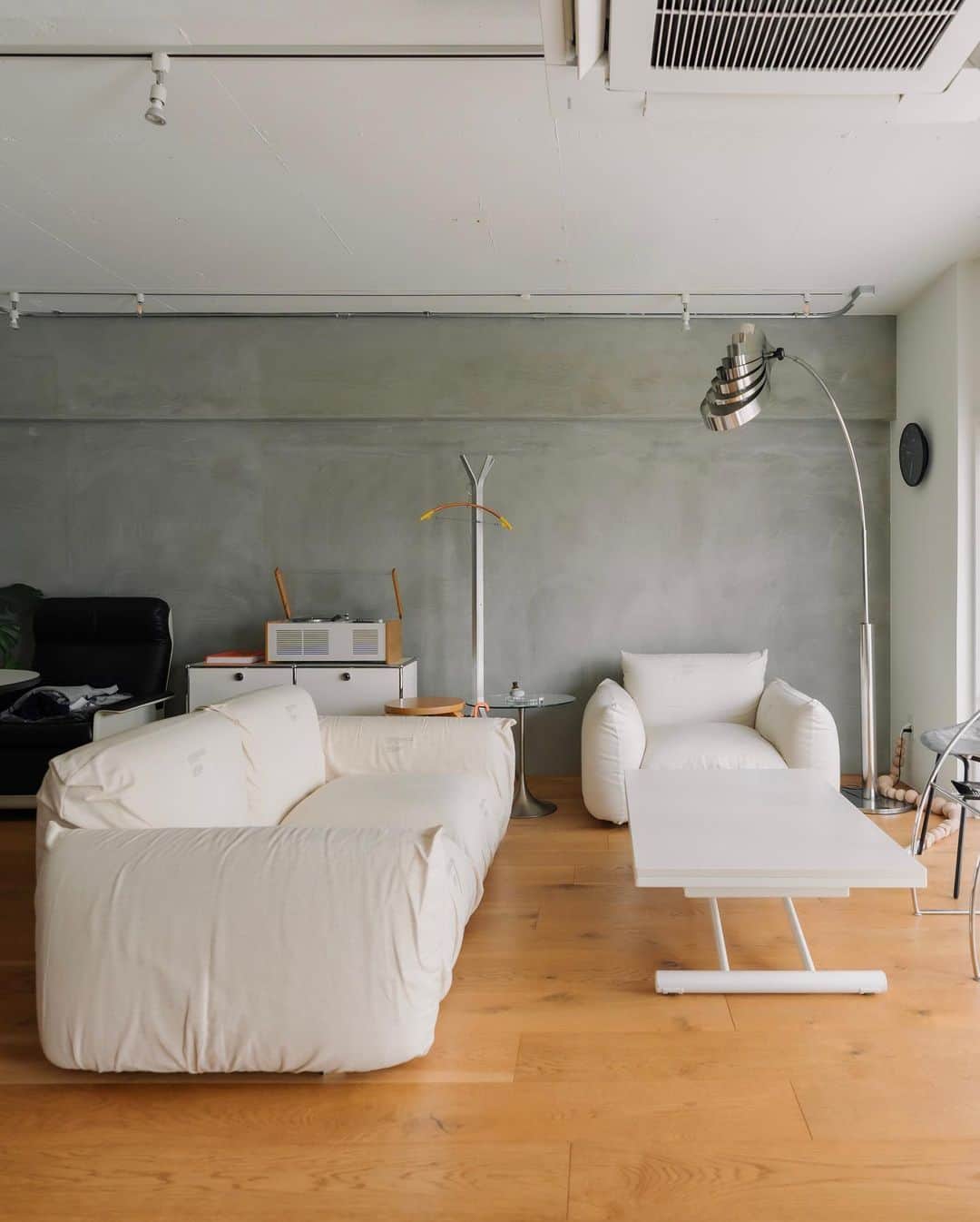 Ryoさんのインスタグラム写真 - (RyoInstagram)「ㅤㅤㅤㅤㅤㅤㅤㅤㅤㅤㅤㅤㅤ my living room 🛋️ ㅤㅤㅤㅤㅤㅤㅤㅤㅤㅤㅤㅤㅤ #arflex  #marenco #ligneroset #mariobotta #pierreguariche #usmハラー #mylivingroom」8月18日 18時53分 - ryo__takashima