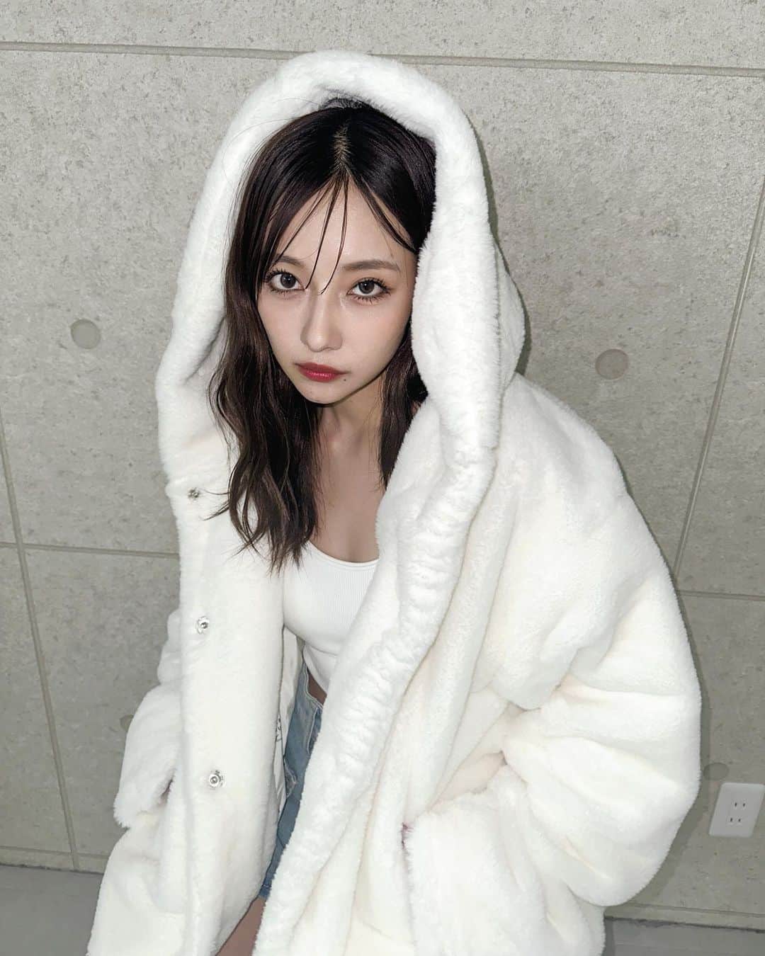 村瀬紗英さんのインスタグラム写真 - (村瀬紗英Instagram)「#dailylook  白も可あいんだ〜🐻‍❄️🤍  BL/BK/WTどれが好みだった❔(: @andgeebee_official  unisexファーパーカー ▷11/3」8月18日 18時54分 - saepiiii.m