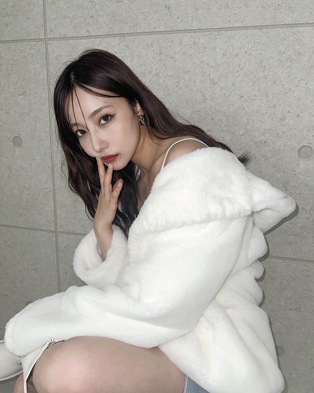 村瀬紗英さんのインスタグラム写真 - (村瀬紗英Instagram)「#dailylook  白も可あいんだ〜🐻‍❄️🤍  BL/BK/WTどれが好みだった❔(: @andgeebee_official  unisexファーパーカー ▷11/3」8月18日 18時54分 - saepiiii.m