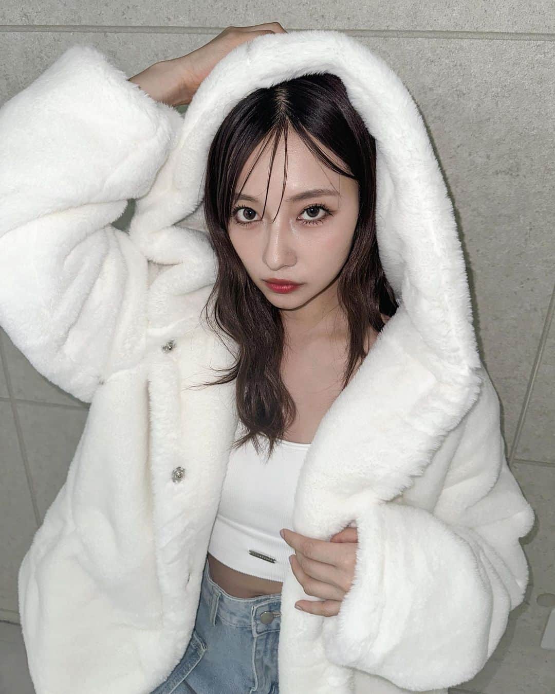 村瀬紗英さんのインスタグラム写真 - (村瀬紗英Instagram)「#dailylook  白も可あいんだ〜🐻‍❄️🤍  BL/BK/WTどれが好みだった❔(: @andgeebee_official  unisexファーパーカー ▷11/3」8月18日 18時54分 - saepiiii.m