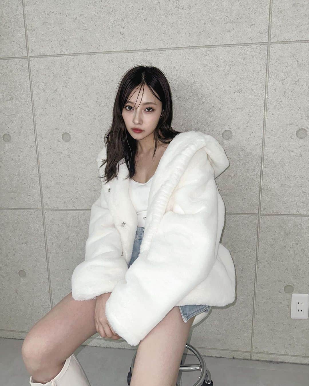 村瀬紗英さんのインスタグラム写真 - (村瀬紗英Instagram)「#dailylook  白も可あいんだ〜🐻‍❄️🤍  BL/BK/WTどれが好みだった❔(: @andgeebee_official  unisexファーパーカー ▷11/3」8月18日 18時54分 - saepiiii.m