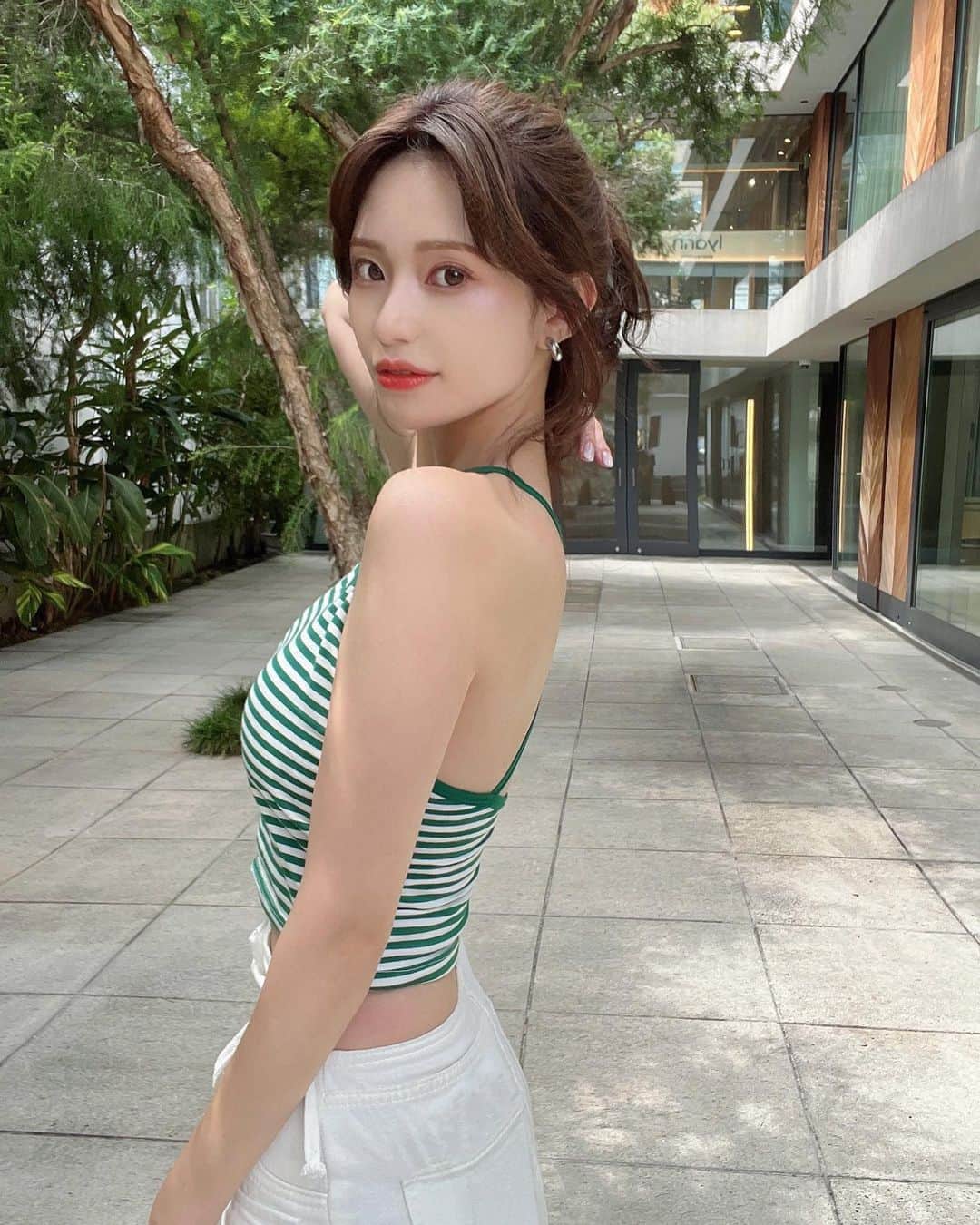 相楽優佳のインスタグラム：「@shein_japan  𝐒𝐇𝐄𝐈𝐍コーデ．夏ver🩵🪽 ⁡ 緑のキャミはパッド付いてるし バックデザイン可愛いくてお気に入り！ ⁡ 🔍商品ID 緑キャミソール：¥780 【14769934】Mサイズ ⁡ 白カーゴパンツ：¥2,859 【16371119】Sサイズ ⁡ 黒キャミソール：¥1,198 【14682979】 ⁡ カーゴワイドパンツ：¥2,589 【12365269】Dark Grey ⁡ ニットタンクトップ：¥1,451 【15742893】 ⁡  白スニーカー：¥3,143 【12030816】CN40(24.5cm)  ⁡ ドームバッグ：¥940 【10226744】Black ⁡ サングラス：¥404 【2791273】Dark Grey ⁡ クーポンコード：sagara 今回もぜひぜひご活用ください🛒☀️ _________ #SHEIN #SHEINforAll #SHEINコーデ #シーイン #シーインクーポン #夏服 #夏コーデ #カーゴパンツ #パラシュートパンツ #韓国ファッション #キャミソール #キャミソールコーデ #クロップド丈 #ニットタンクトップ #ワイドパンツ #サングラス #y2k #ポニーテール #2wayバング #2way前髪 #透明感カラー #ダークブラウン」