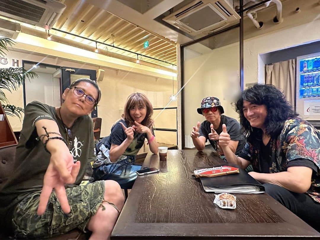 田村直美のインスタグラム：「59ers(フィフティナイナーズ) #福山芳樹×#田村直美×#NoB 明日8/19はこの新ユニットの初ライブ✨ @目黒ブルースアレイジャパン　 17時スタート Key #河野陽吾  NoBちゃん、福ちゃんと呼び合いながら　リハ前からロビーで練習する二人✌️ｽｺﾞｲﾝﾀﾞﾖ 渾身のセトリ聞きにきて‼️  BAJ名物オリジナルカクテル🍹 ersの頭文字で作っていただきました　 こちらも楽しみ😊 (アルコール・ノンアルコール両方あり）」