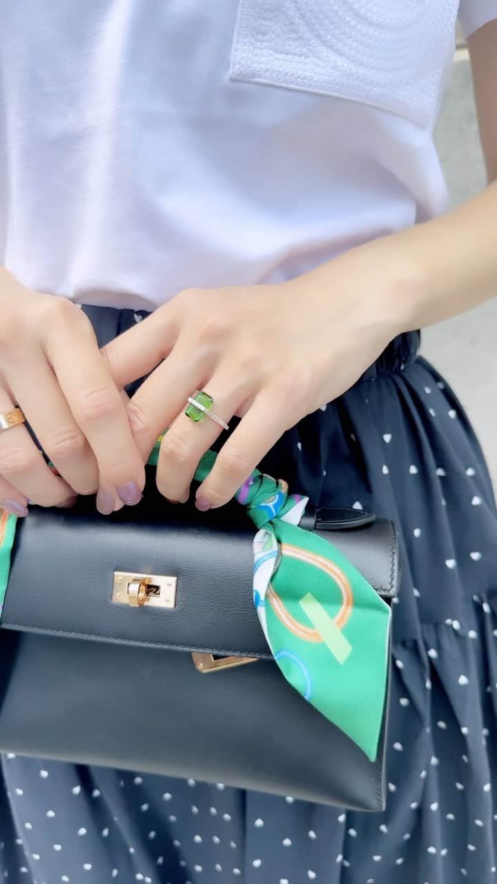 水野佐彩のインスタグラム：「・ new💍 @ravicharme_official   先日のpopupでオーダーしたリング💍 マラカイトちゃんたちと合わせたくて グリーントルマリンでつくってもらいました💚💚💚  ダイヤモンドの2.5倍輝くと言われている モアサナイトのジュエリー💎 本当にキラッキラ✨眼福。。🥰  #ravicharme #ラヴィシャルム #モアサナイト#モアサナイトジュエリー　#マラカイト #グリーントルマリン」