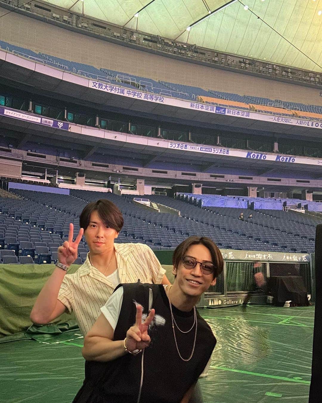 のインスタグラム：「舘様in東京ドーム  #Jrコンサートin東京ドーム #わっしょいCAMP #前日リハーサル #宮舘涼太 #遊びにきてくれた #舘様とCross #まだ買ってないって噂 #あげねーよ」