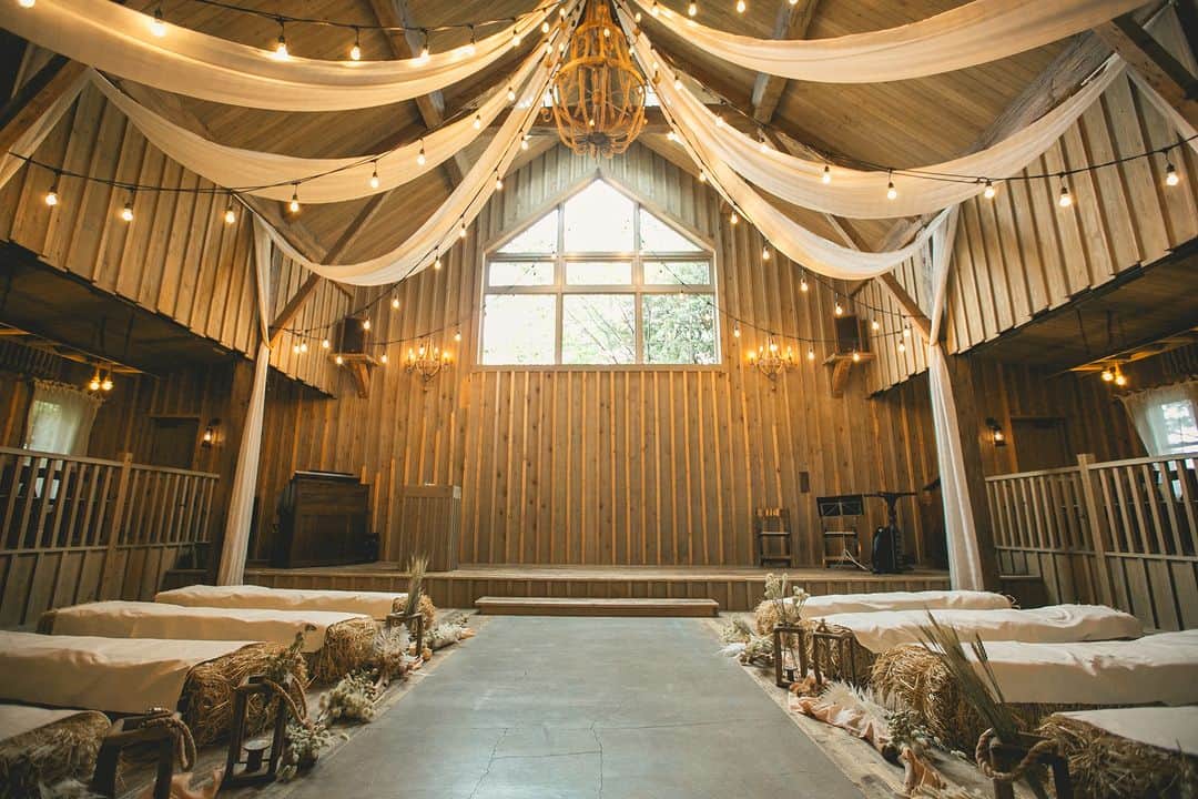 BARN&FOREST148のインスタグラム：「@barn_and_forest148 #100年後も語り継がれる結婚式 ・ ・ Straw Sofa…*  ブライダルフェアのご予約やお問合せは InstagramのDMでも承っております*  #藁ソファー #挙式会場 #挙式 #チャペル #藁婚式 #結婚式 #挙式写真 #千葉花嫁 #ナチュラルウエディング #バーンアンドフォレスト148 #ウエディングフォト #結婚式写真 #ウエディング撮影 #ガーデンウエディング #barnandforest148 #卒花嫁 #プレ花嫁 #千葉結婚式 #バーンウエディング #weddingphotography #barnwedding #ラスティックウエディング #バーンアンドフォレスト #ガーデン挙式 #148花嫁 #流山おおたかの森 #千葉結婚式場 #結婚式場」