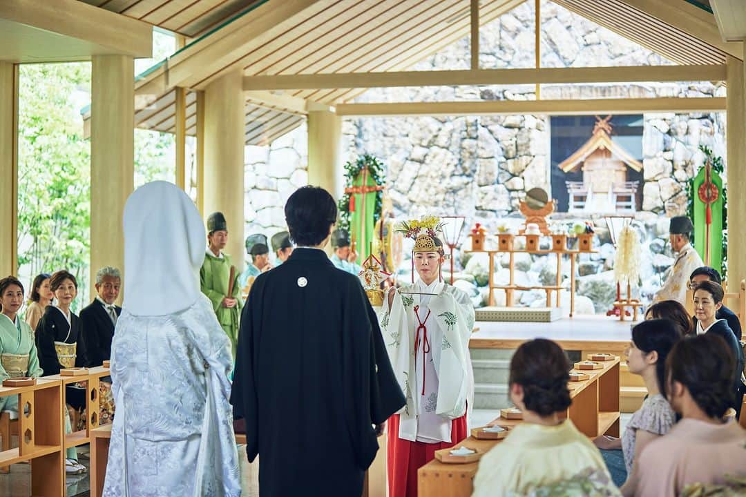 のインスタグラム：「【八重垣の杜の魅力】 ご祭神の大国主大神が祀られている挙式会場「八重垣の杜」の魅力についてご紹介いたします。  こちらの神殿は白木の造りとなっており、木の香と水の音に囲まれ自然光が差し込む清々しい空間となっております。  季節によっては勿論、時間によっても会場内の雰囲気が変わります。  日中の明るい時間は自然光が入るので、会場内を明るく照らしてくれ、夕方には薄暗い中でも会場内の灯りが映え、暖かい印象になります。  ぜひ一度ご見学ください。  ___  #八雲迎賓館 #anniversary #少人数婚 #晩餐会 #Heavensflow #人前式 #ウェディングドレス #ウェディング #テーブル装花 #テーブルコーディネート #アットホームな結婚式 #結婚式レポ #八雲の花嫁 #福井結婚式#結婚式 #福井#福井市#福井県 #fukui #福井結婚式場 #福井市結婚式場 #新郎新婦 #夫婦 #おしゃれ花嫁 #全国のプレ花嫁さんと繋がりたい #プレ花嫁さんと繋がりたい #和装婚」