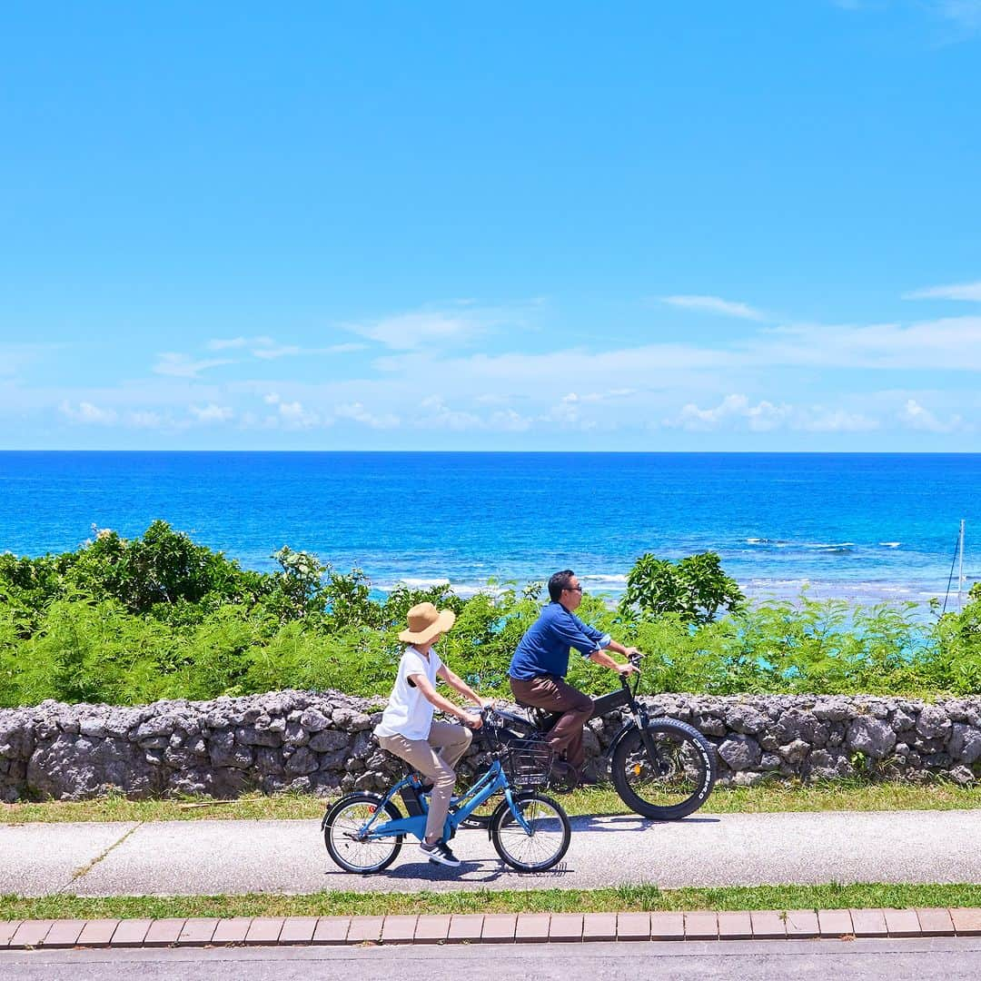 ホテル日航アリビラ 公式Instagramのインスタグラム：「. ＼電動自転車で行く世界遺産の座喜味城跡とユンタンザミュージアム🚲／  ホテル日航アリビラの周辺に広がるサトウキビ畑を分けた道や読谷村の民家が並ぶ道をサイクリングしながら、世界遺産「座喜味城跡」からの眺めと、沖縄・読谷の歴史や昔話に出てくるような民具などを紹介した「ユンタンザミュージアム」へ出かけてみませんか？初めて通る慣れない道のりも、電動アシスト付き自転車なら体力や坂道への心配を軽減してくれます。サイクリングだからこそ楽しめる寄り道として、座喜味城跡近くにある沖縄のかき氷「沖縄ぜんざい」を提供するお店でクールダウンするのもおすすめ🍧  🚲電動アシスト自転車レンタル エンジンを使わない電動アシスト付き自転車は、沖縄の自然にも優しく、走り出しや坂道を補助することで通常の自転車より気軽にサイクリングが楽しめます。スタイリッシュな26インチと20インチのタイプをご用意しています。  【営業時間】9:00～17:00（最終受付15:00） 【受付場所】フィールドハウス 【 料金 】宿泊者料金：1台2時間1,500円～（消費税込み） ※読谷村内のみの貸し出しとなります。 ※小学生以下は必ず保護者同伴となります。 ※当日の天候状況により開催できない場合がございます。 https://www.alivila.co.jp/activity/archive/4677/  🪨世界文化遺産座喜味城跡 首里城跡などとともに「琉球王国のグスク及び関連遺産群」としてユネスコの世界遺産に登録されている、沖縄県を代表する文化遺産の地です。小高い丘に建ち、15世紀初頭の中国や南方諸国との貿易の重要な拠点となりました。珊瑚石灰岩の石積みで造られた沖縄最古のアーチ型石造門が残る城跡からは、東シナ海を一望できます。  🌺ユンタンザミュージアム 座喜味城跡のガイダンスや読谷村で育まれた自然や民俗文化、美術工芸、自然、沖縄戦についての展示が充実しており、ジオラマを通して歴史を詳しく学べる、見応え十分の博物館です。 https://www.alivila.co.jp/tourism/645/ 　　 🍧鶴亀堂ぜんざい 沖縄で「ぜんざい」と言えば、甘く煮た金時豆の上に冷たいかき氷をのせたものが一般的です​​。座喜味城跡の門前にある鶴亀堂は、じっくり柔らかく煮た金時豆とふわふわの氷が地元で人気のぜんざい屋さん。沖縄の陶器（やちむん）に入って提供されるところもおすすめのひとつです。 https://goo.gl/maps/uds7AffH5zJVEA9f6  #ホテル日航アリビラ #アリビラ #リゾート #沖縄リゾートホテル #アリビラブルー #アリビラ時間 #ニライビーチ #沖縄 #沖縄旅行 #沖縄観光 #沖縄絶景 #女子旅 #沖縄ホテル #オーシャンビューホテル #読谷 #読谷村 #沖縄プール #記念日旅行 #誕生日旅行 #家族旅行 #お子様連れ #夏休み #サイクリング #ユンタンザミュージアム #座喜味城跡 #沖縄ぜんざい」