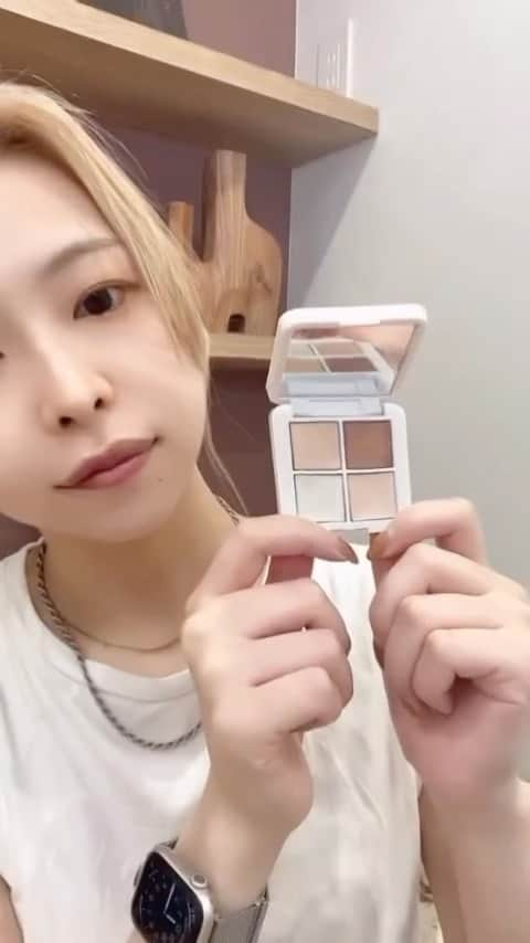 rms beautyのインスタグラム：「. 大好評販売中！ ルミナイザーグロークワッドミニ💫  定番ルミナイザー3色と、限定カラーの ブロンザーがミニパレットに🥰  ✨ルミナイザー ✨Mルミナイザー ✨シャンパンローズルミナイザー の3色を@ao.bokutam さまに お試いただきました🤍  濡れ感のあるツヤ、 シルクっぽいツヤ、 グロスのようなツヤ、 それぞれ違った質感や仕上がりを お楽しみいただけます😘  ルミナイザーのカラー選びに 迷っているという方にもおすすめです。  ■ルミナイザーグロークワッドミニ ¥4,730（税込）  取り扱い店舗🛒 公式オンラインストア・ Make↗Kitchen・Cosme Kitchen  #rms #rmsbeauty #rmsbeautyjapan #アールエムエス #ルミナイザーグロークワッドミニ  #ルミナイザー #Mルミナイザー #シャンパンローズルミナイザー #ブロンザー #ハイライター #ツヤメイク #ナチュラルコスメ #クリーンビューティー #cosmekitchen #コスメキッチン #makeupkitchen #メイクアップキッチン」