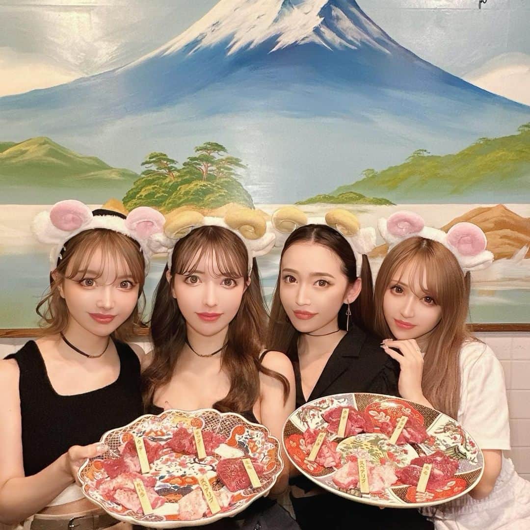 のインスタグラム：「この間【 @hitsujigatou_official 】に行って来ましたーん🐏💜 ラムって、数えるほどしか食べた事ないけど…好きだわ‼️ ラムしゃぶはよく行くけど、ジンギスカンってまだ未知だったからドキドキだったけど、めーーーちゃめちゃ美味しかった🥺❤️ 店員さんもクセありで面白かった😆🐏 ヤバいジンギスカンハマるかも🐏 大人になってから好きなものが見つかったり昔食べれなかったものが食べれるようになったりすると、何かめちゃ嬉しい☺️💜 でも、わさびだけは一生好きになれない自信はある😂w 大阪3日目❤️ 【 @ageha.kitashinchi 】 浴衣DAYなのでルンルン🩷  #ジンギスカン#ひつじがとう#ラム#北新地#キャバクラ#浴衣」