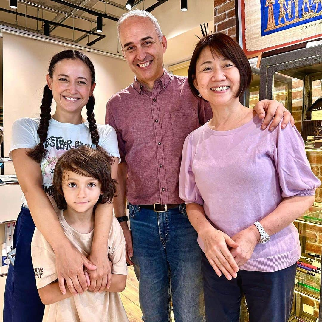 フリーディアさんのインスタグラム写真 - (フリーディアInstagram)「Long awaited trip to go back home to Tokyo. First time bringing my son. First time going back as a mom.  Getting to see the country thru his eyes was the best feeling. I could see him falling in love with Japan day by day.  Getting to see old friends, make new ones and hang out with family was the best part. That’s what made it so hard saying goodbye to friends this time. I didn’t want to leave.   Hope this trip going home becomes more frequent somehow and I can keep exploring Japan with my little one. Being a tourist in the country you have lived in for so long is quite fun!  miss everyone there. See you soon ne 💕  待ちに待った東京への帰省。初めて息子を連れて行きました。母親になって初めての帰国。 彼の目を通してこの国を見ることができて最高の気分だった。彼が日に日に日本に恋をしていくのが目に見えて分かりました。 古い友達に会ったり、新しい友達を作ったり、家族と遊んだりするのは今回の最高のことでした。それが今回、友達に別れを告げるのがとても辛かった理由です。離れたくなかった。  どうにかしてこの帰省の頻度が増えて、子供と一緒に日本を探索し続けることができればいいですね。長年住んでいる国で観光客になるのは悪くなくてとても楽しいです！  日本ファミリーにいるみんながいなくて寂しい。でも近いうちにね、またね💕  #tokyo #japan #gonehome #longtime #summer #2023 #summer2023 #friediamn #miyashitaparkshibuya」8月18日 19時01分 - friediamn