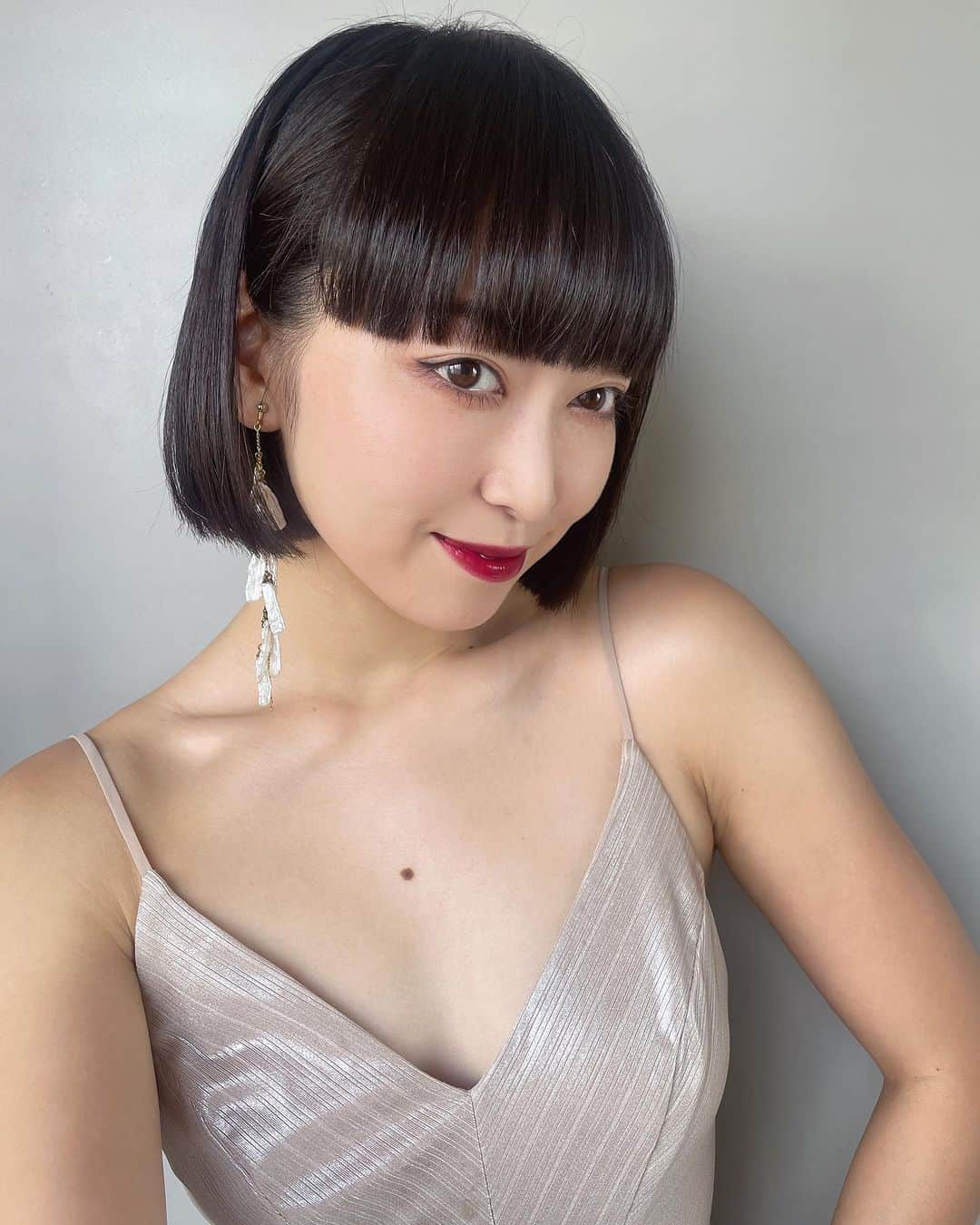 中里亜美のインスタグラム：「あゝぜいたくなドレスは邪魔だわ 肌をつつむものは 少しでいいものよ」