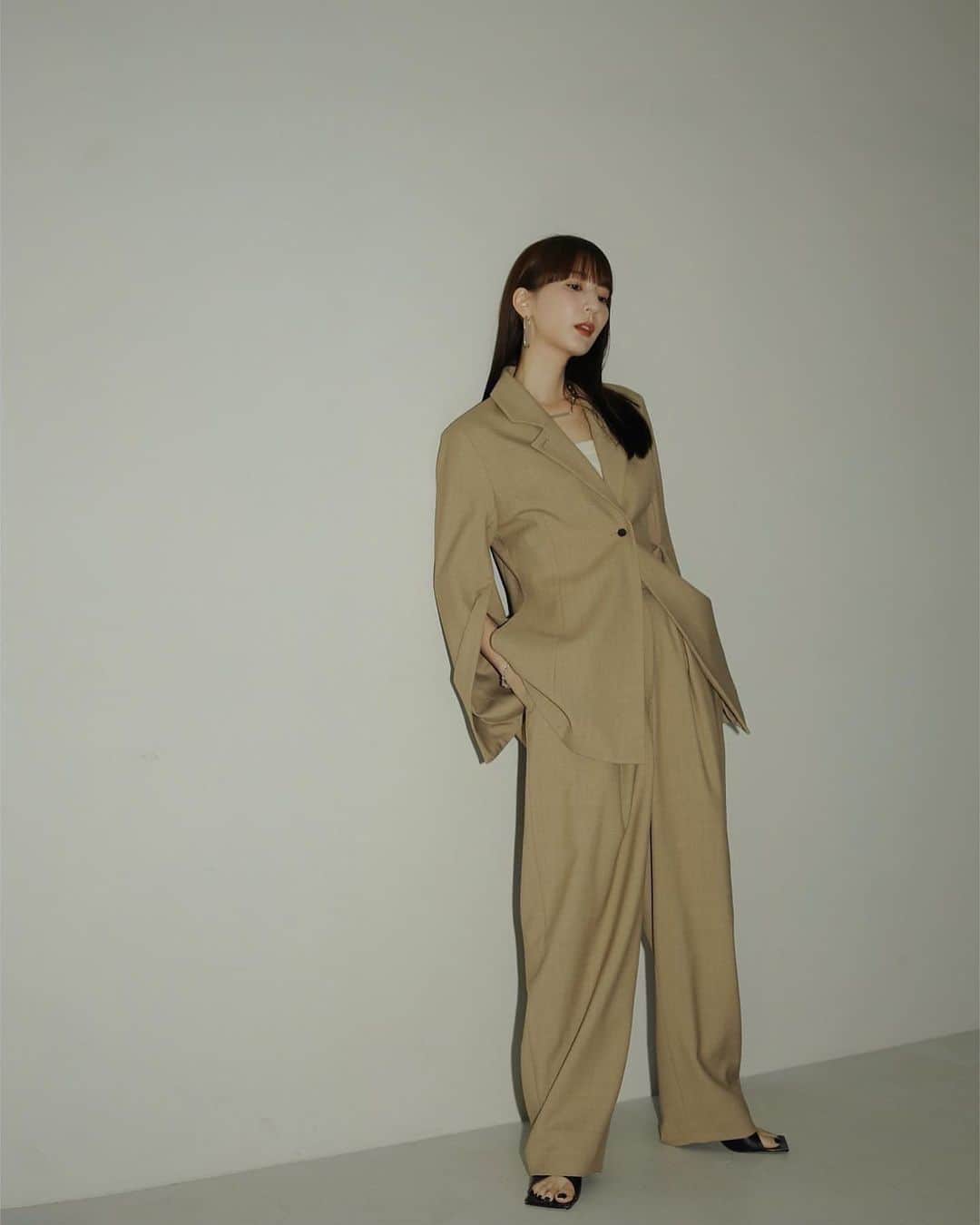 佐藤涼実さんのインスタグラム写真 - (佐藤涼実Instagram)「本日8/18(金)20:00より ONLINESTOREにてリクエストいただいていた 完売アイテムが再入荷いたします   この機会に是非ご覧ください   私もそろそろ秋支度せねば♡ 大好きなjk達を早く私服で着たい♡」8月18日 19時05分 - suzumi_sato