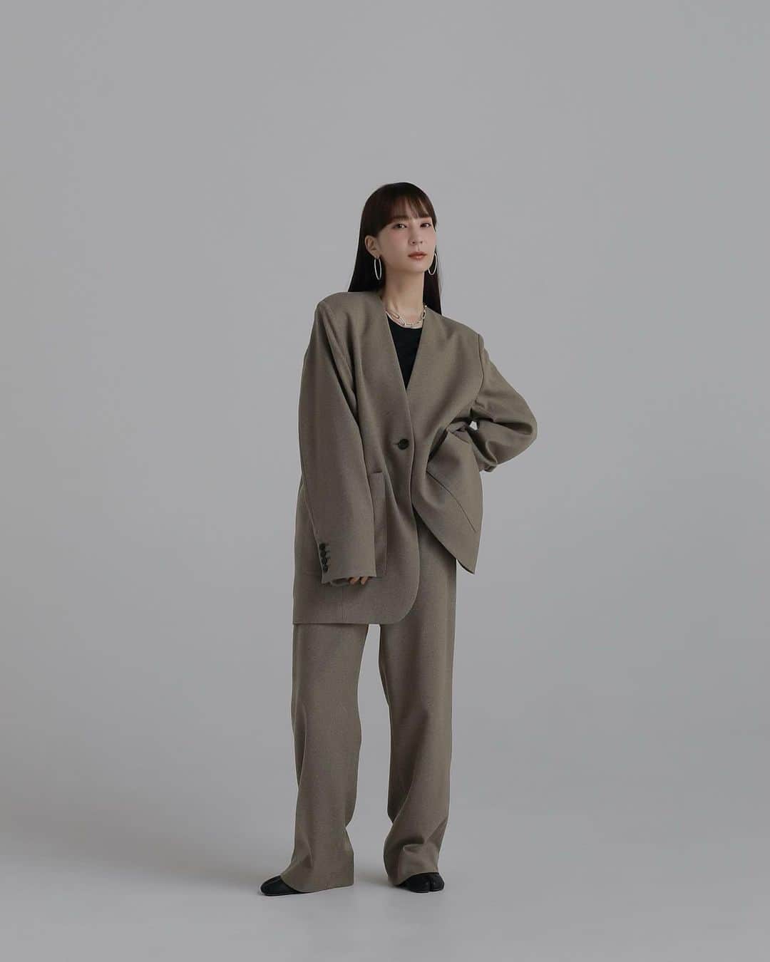 佐藤涼実のインスタグラム：「本日8/18(金)20:00より ONLINESTOREにてリクエストいただいていた 完売アイテムが再入荷いたします   この機会に是非ご覧ください   私もそろそろ秋支度せねば♡ 大好きなjk達を早く私服で着たい♡」