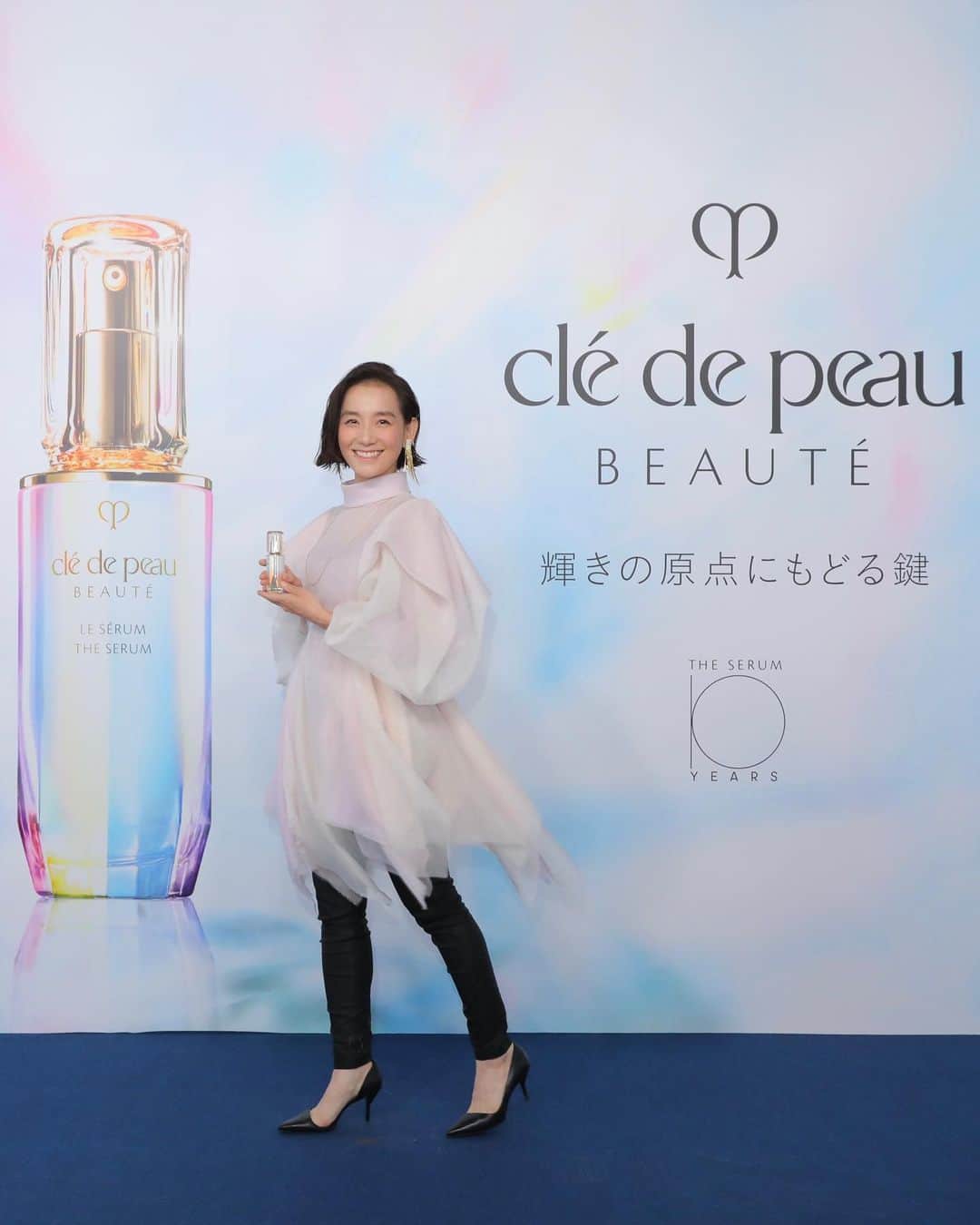 Clé de Peau Beauté Officialさんのインスタグラム写真 - (Clé de Peau Beauté OfficialInstagram)「We are hosting a pop-up event commemorating the 10th anniversary of  our iconic #TheSerum in Harajuku, Tokyo from August 18th-27th. With the theme of “The Key to Radiance” we hope you come to experience and learn about the radiance behind our products ✨  美容液ル・セラム誕生10周年を記念したPOP UPイベント「 #輝きの原点にもどる鍵 」を 8月27日（日）まで、原宿で開催します。 8月17日（木）に開催されたプレスデーには錚々たる皆さんにご参加いただきました。 ■会場 東京都渋谷区神宮前6-35-6／ヨドバシJ6 ビル ■開催日時 8月18日（金）〜27日（日）11:00〜19:30 ※最終入場は19:00まで ※イベントの詳細やご予約については、クレ・ド・ポー ボーテ公式WEBサイトをご覧ください。」8月18日 19時10分 - cledepeaubeaute