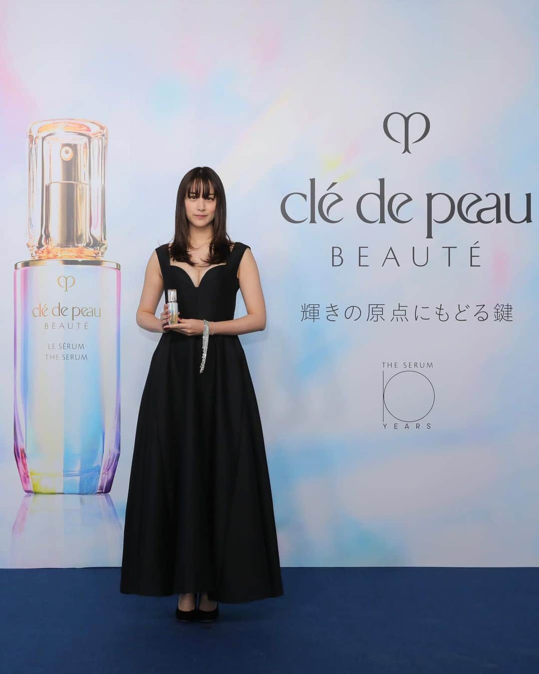 Clé de Peau Beauté Officialさんのインスタグラム写真 - (Clé de Peau Beauté OfficialInstagram)「We are hosting a pop-up event commemorating the 10th anniversary of  our iconic #TheSerum in Harajuku, Tokyo from August 18th-27th. With the theme of “The Key to Radiance” we hope you come to experience and learn about the radiance behind our products ✨  美容液ル・セラム誕生10周年を記念したPOP UPイベント「 #輝きの原点にもどる鍵 」を 8月27日（日）まで、原宿で開催します。 8月17日（木）に開催されたプレスデーには錚々たる皆さんにご参加いただきました。 ■会場 東京都渋谷区神宮前6-35-6／ヨドバシJ6 ビル ■開催日時 8月18日（金）〜27日（日）11:00〜19:30 ※最終入場は19:00まで ※イベントの詳細やご予約については、クレ・ド・ポー ボーテ公式WEBサイトをご覧ください。」8月18日 19時10分 - cledepeaubeaute