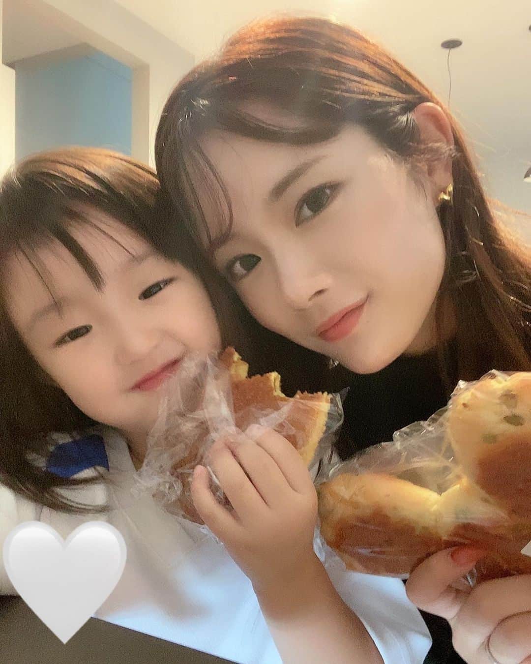 畠中清羅 のインスタグラム：「_  給食食べて帰るのに 『ままぁ〜おなかすいたぁ〜』って言うのはなぁぜなぁぜ？👩‍👧🩷  #4歳#子育てあるある」