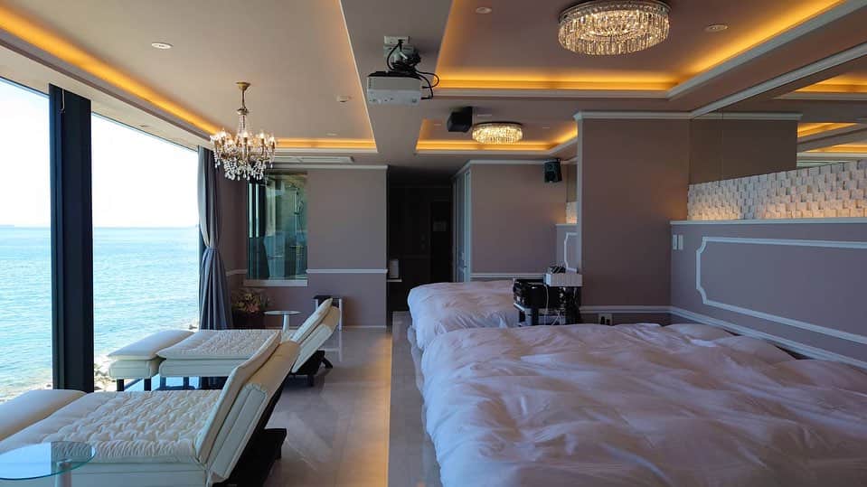 川崎麻世さんのインスタグラム写真 - (川崎麻世Instagram)「僕がデザインしたホテルの部屋が完成しました🏨 窓一面に広がる青い海🌊 キッチンも付いてる部屋です。 こだわりのシャンデリアもいい雰囲気。 9月中旬グランドオープン予定です✨  #海部のホテル #海が見える部屋  #川崎麻世」8月18日 19時10分 - mayokawasaki