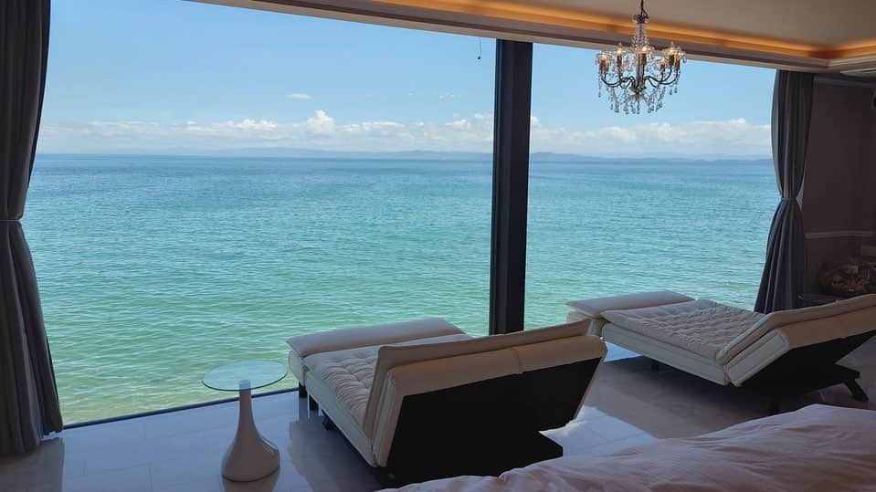 川崎麻世のインスタグラム：「僕がデザインしたホテルの部屋が完成しました🏨 窓一面に広がる青い海🌊 キッチンも付いてる部屋です。 こだわりのシャンデリアもいい雰囲気。 9月中旬グランドオープン予定です✨  #海部のホテル #海が見える部屋  #川崎麻世」