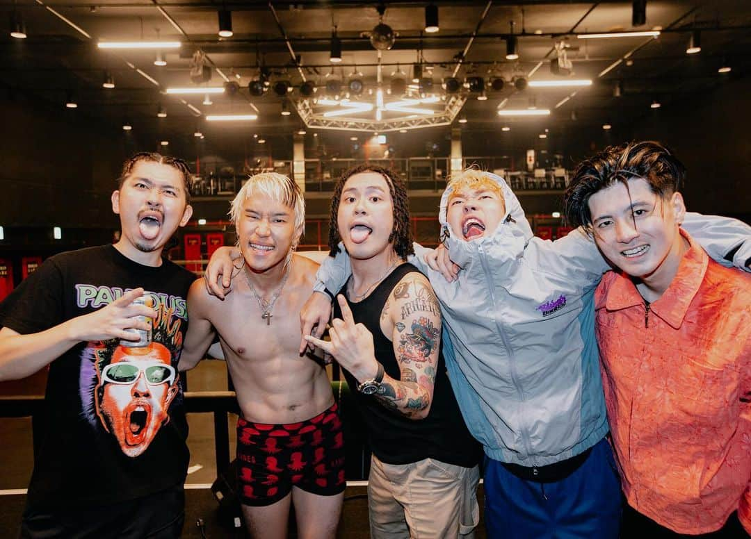 VIGORMQNさんのインスタグラム写真 - (VIGORMQNInstagram)「INTO THE PALE HELL TOUR 大阪,東京,名古屋 全ヶ所とも声掛けてもらって I'm ready to die for my friends歌ってきた🔥 ⁡ Paledusk名義の曲に客演で呼んでもらったり、 俺が @daidai_paledusk にプロデュースしてもらった曲はあったけどVIGORMAN名義に @kaito_paledusk が 参加してくれた曲の情報もそろそろ公開しよかな🤫 ⁡ とにかく俺は純粋にこのバンドの音楽が大好き！ 記念すべきツアーに呼んでくれてARIGAAATO🤝🏼 @paledusk_jpn ⁡ #paledusk #Imreadytodieformyfriends #intothepalehelltour」8月18日 19時11分 - vigor_insta