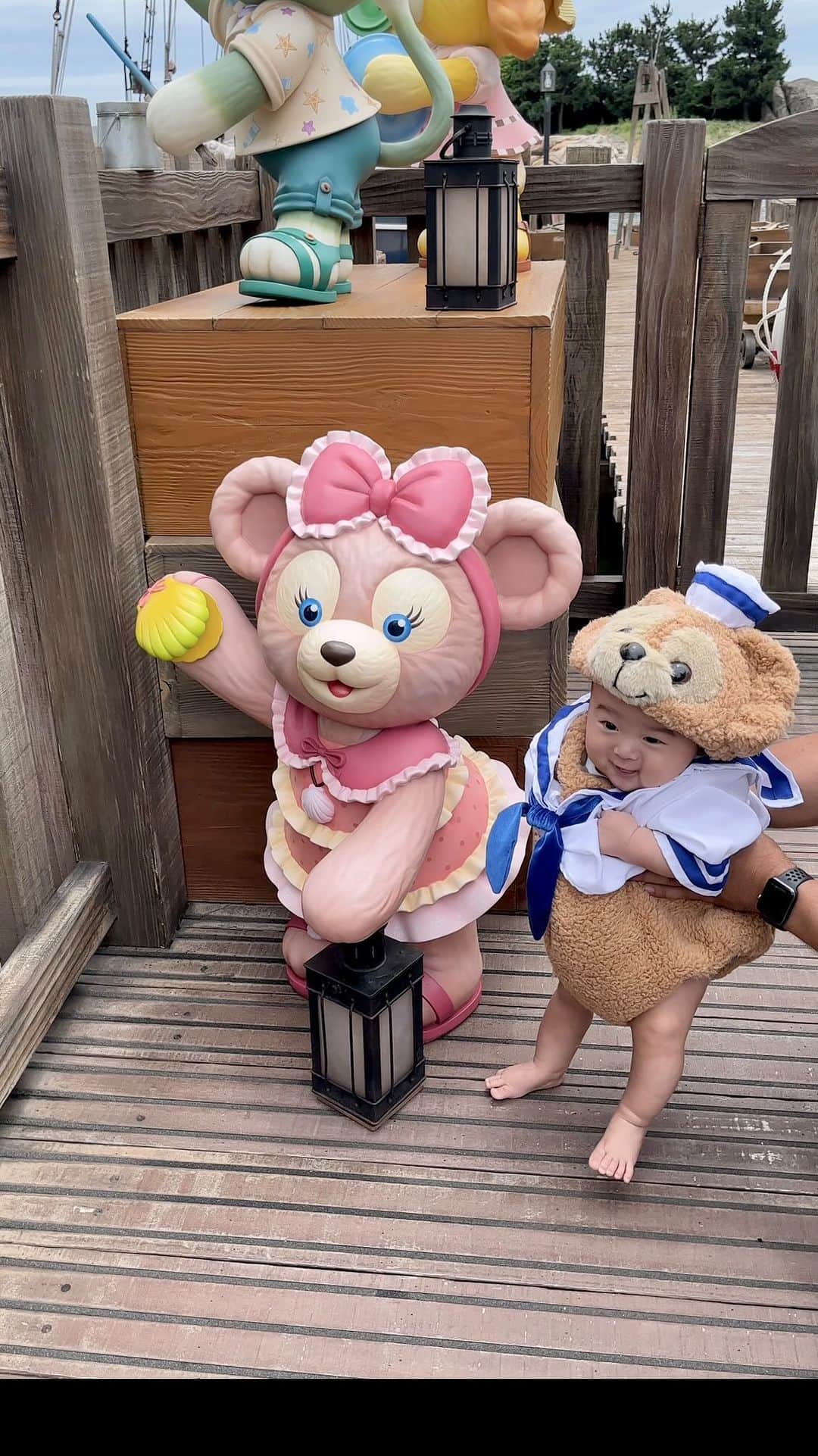 tiahy__のインスタグラム：「Can I join you? . I’m glad to be your friend. Thank you for having me on in your group.  . . . #duffy_kallon#kalloncostume #tokyodisneysea#duffyandfriends (✽まだ涼しい時の様子です)」