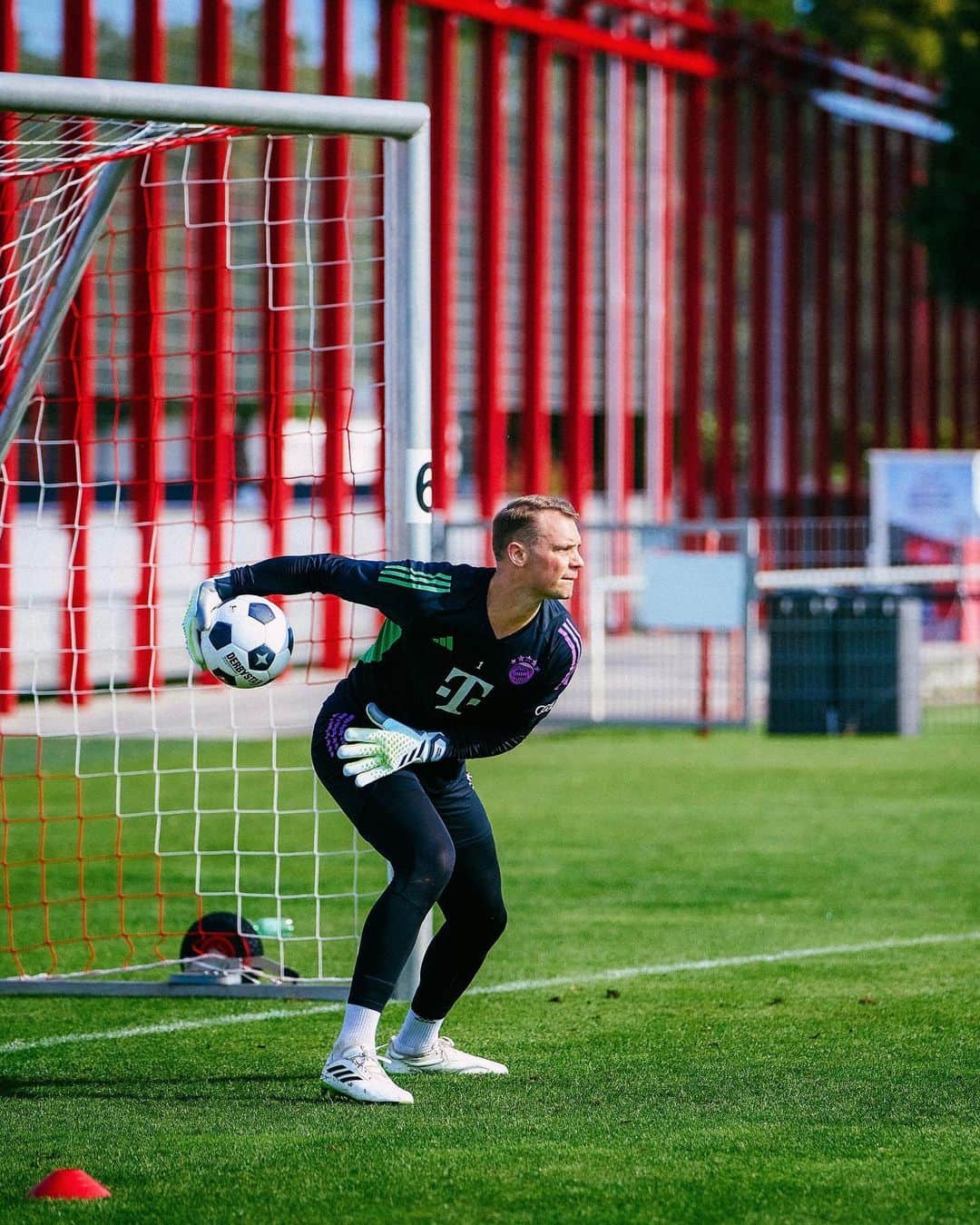 マヌエル・ノイアーのインスタグラム：「This feeling! 🧤⚽️ #fcbayern」