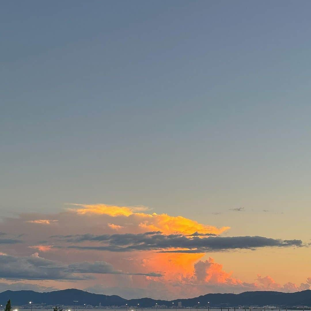 水上京香のインスタグラム：「⁡ この山脈と雲の感じ、帰ってきたなぁ〜ってなる⛰️☁️」