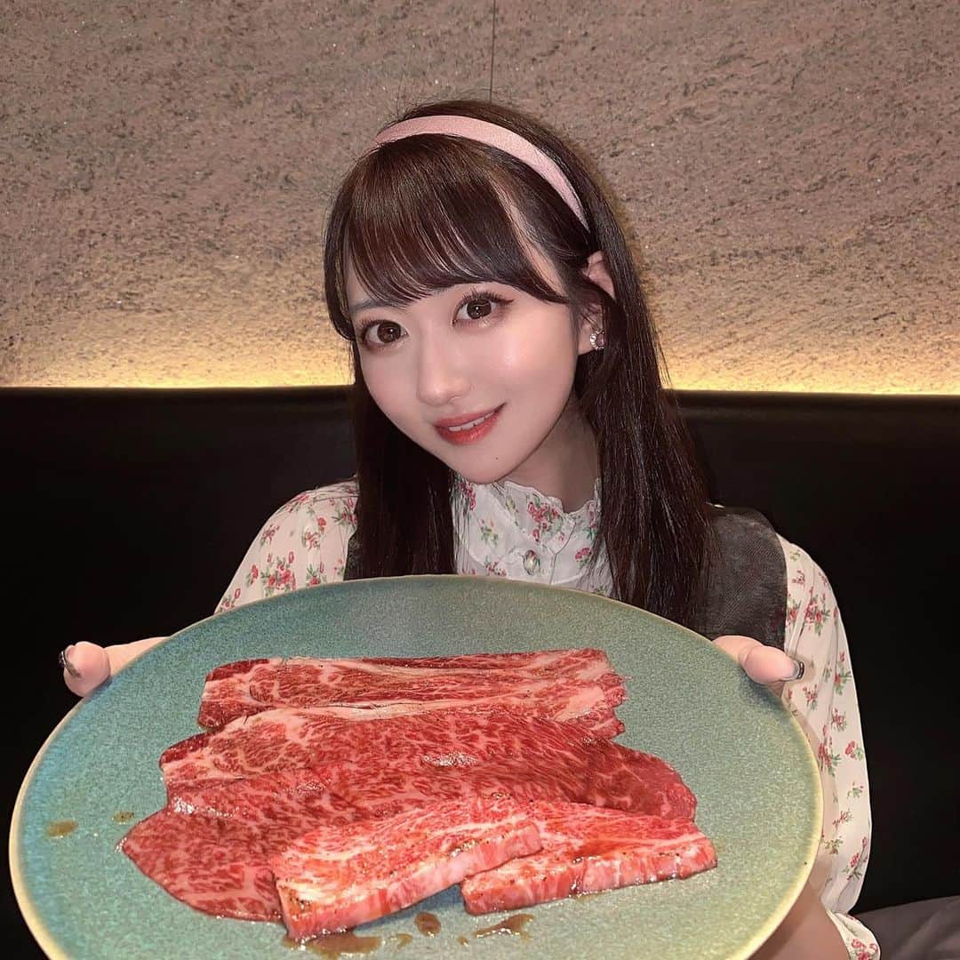 のインスタグラム：「焼肉ホルモンうしごろ銀座店へ🥩 @ushigoro_yakiniku   正肉コースをいただきました🫶 ✔️やみつきキムチ ✔️もやしナムル ✔️うしごろローストユッケ ✔️チョレギサラダ ✔️極みのタン 角切り・薄切り ✔️厳選ハラミ ✔️特選赤身 薄切り・角切り　 ✔️わかめスープ ✔️厳選赤身　焼きしゃぶ ✔️とろけるロース ✔️本日の特選部位 タレ 3種 ✔️冷麺 ✔️シャーベット  「ホルモン」の看板だけど、 「焼肉うしごろ」の圧倒的な“肉力”で 苦手な方も楽しめる正肉コースもあっていいよね!!  私は正肉、ホルモンどちらも大好きだから 今度はホルモンのコースを食べに行きたいな😌  住所📍 東京都中央区銀座６丁目７−６  ラペビル 5F   #焼肉ホルモンうしごろ銀座店 #うしごろ #ushigoro #銀座ホルモン #銀座焼肉 #PR」