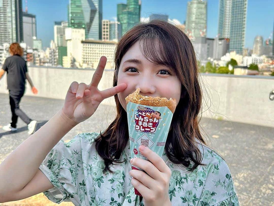 鈴木新彩さんのインスタグラム写真 - (鈴木新彩Instagram)「クレープを食べた時のオフショット🤍フルーツクレープ、美味しかった〜！  #クレヨンしんちゃん　#しんちゃん #クレヨンしんちゃんグッズ #クレープ #クレープ屋さん #フルーツクレープ #テレビ朝日アナウンサー #アナウンサー #テレ朝 #ootd  #鈴木新彩」8月18日 19時19分 - sarasa.suzuki_ex